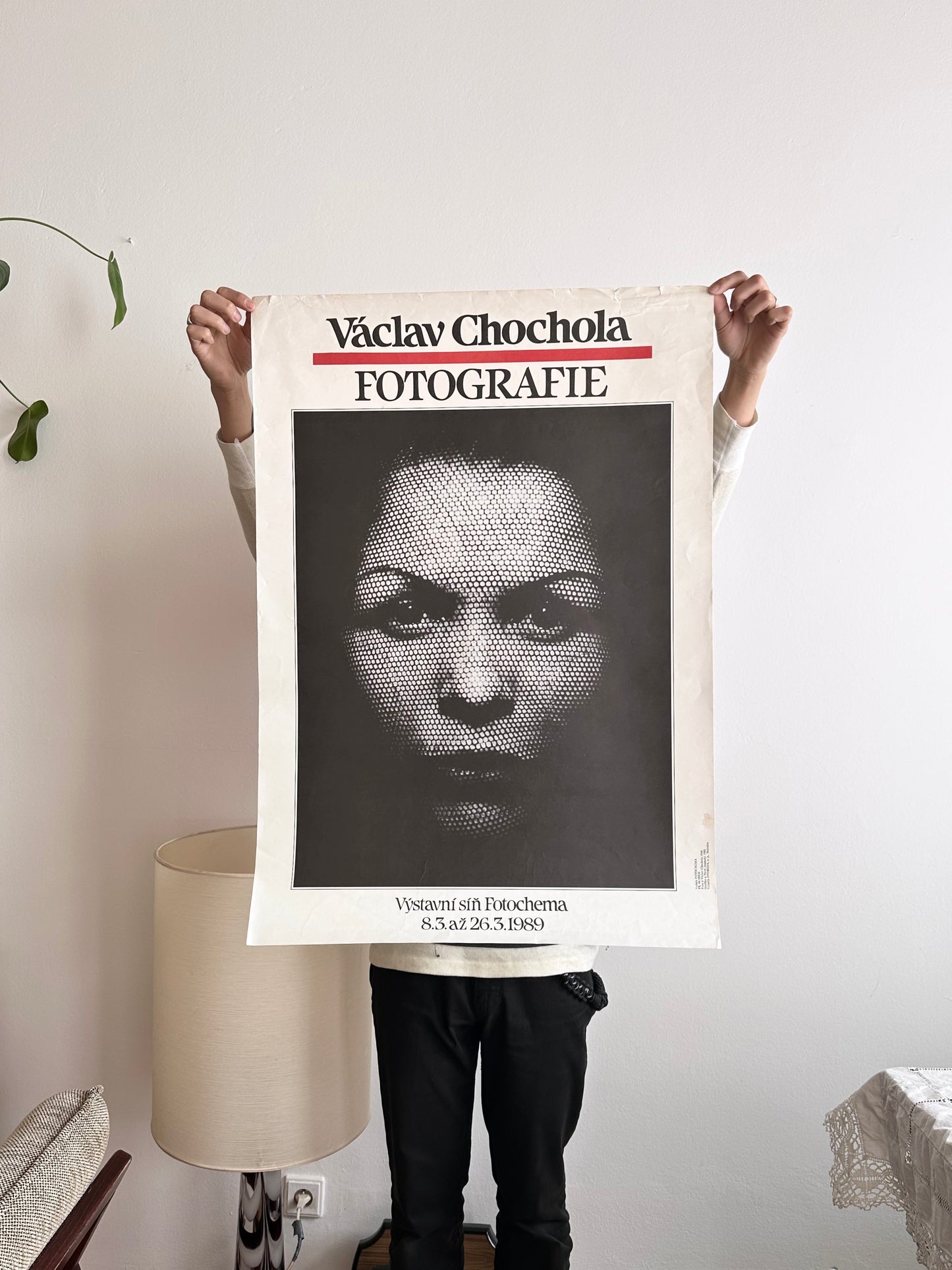 1989 Václav Chochola Fotografie exhibition poster Maska 1947 1946 Photo ad advertise visual Photographer Czechoslovakia Praha Prague ヴァーツラフ・ホホラ フォトグラファー 写真家 チェコ チェコスロバキア ヴィンテージ アート アンティーク ポスター 写真 マスク マスカ プラハ 古着屋 古着 アンティークショップ ヴィンテージストア