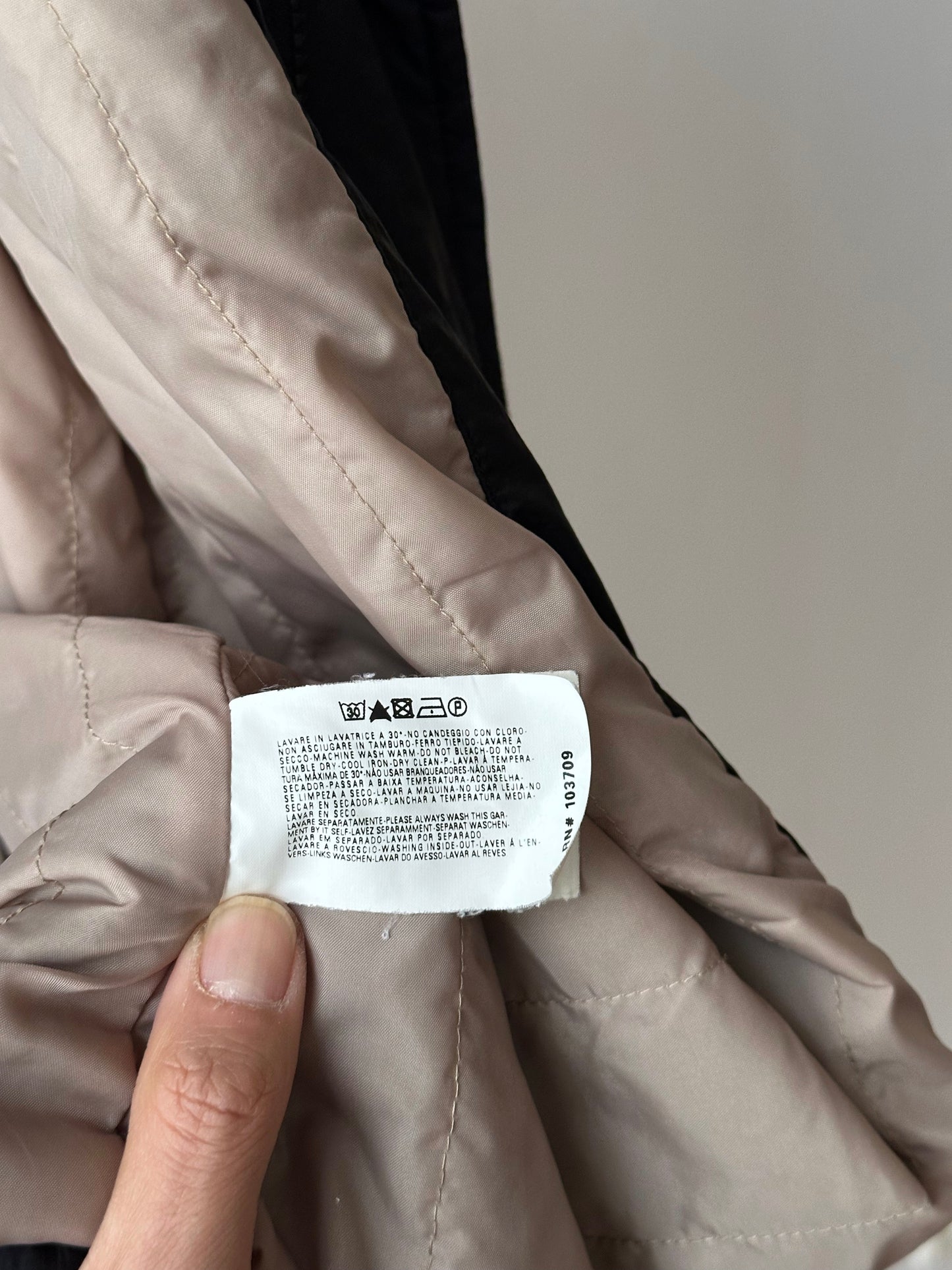 Armani Jeans アルマーニジーンズ Black Nylon Jacket 黒 ナイロン ジャケット Toto Praha Vintage clothing store Antique shop Antique store Prague プラハ 古着屋 古着 アンティークショップ ユーロ古着 ヨーロッパ古着 古着卸 ヨーロッパ 古着屋巡り