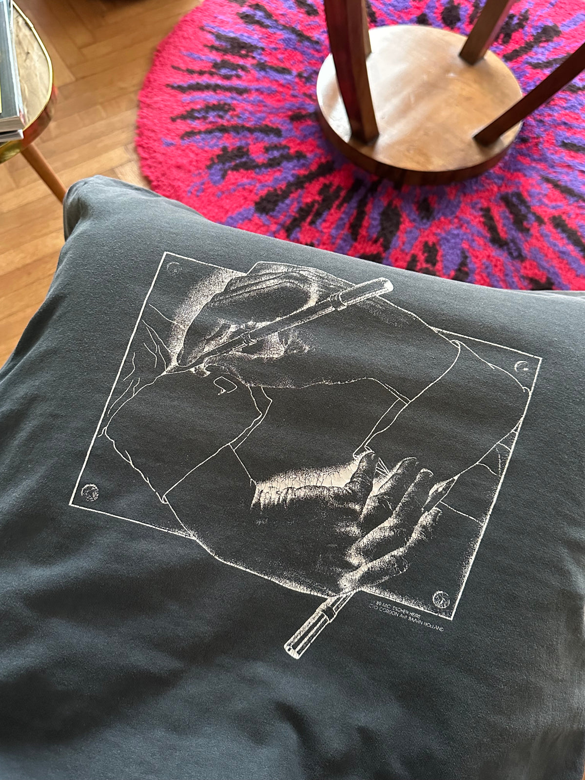 1989 M.C.Escher drawing hands 80's 90's エッシャー Tシャツ vintage プラハ 古着屋 Praha Prague Vintage store 90年代 80年代
