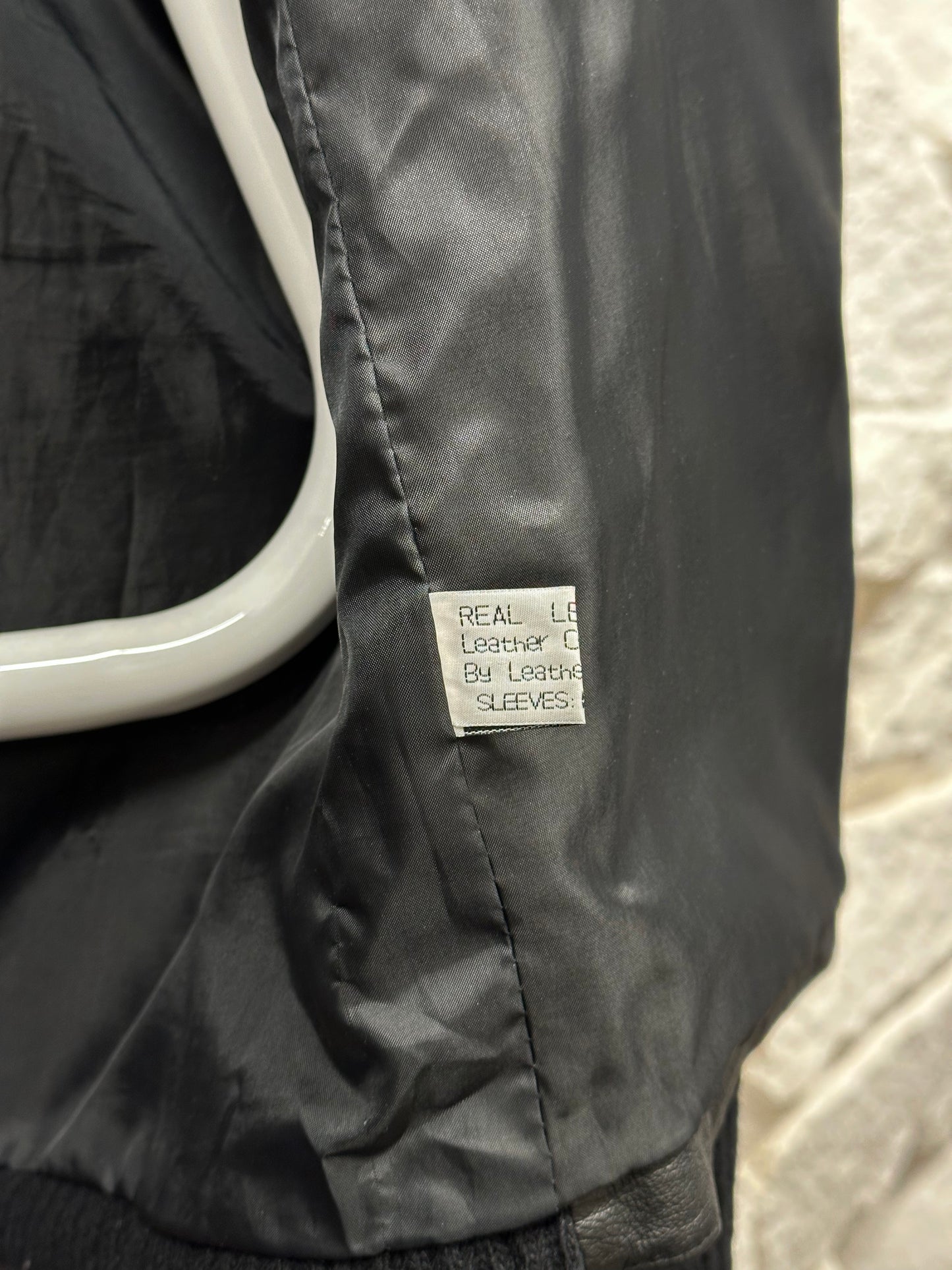 Leather Wool Cardigan レザー ニット
カーディガン Black 黒 エルボーパッチ Toto Vintage store Vintage clothing Praha Prague プラハ 古着屋 古着 ユーロ古着 ヨーロッパ古着 古着卸 フランス買い付け