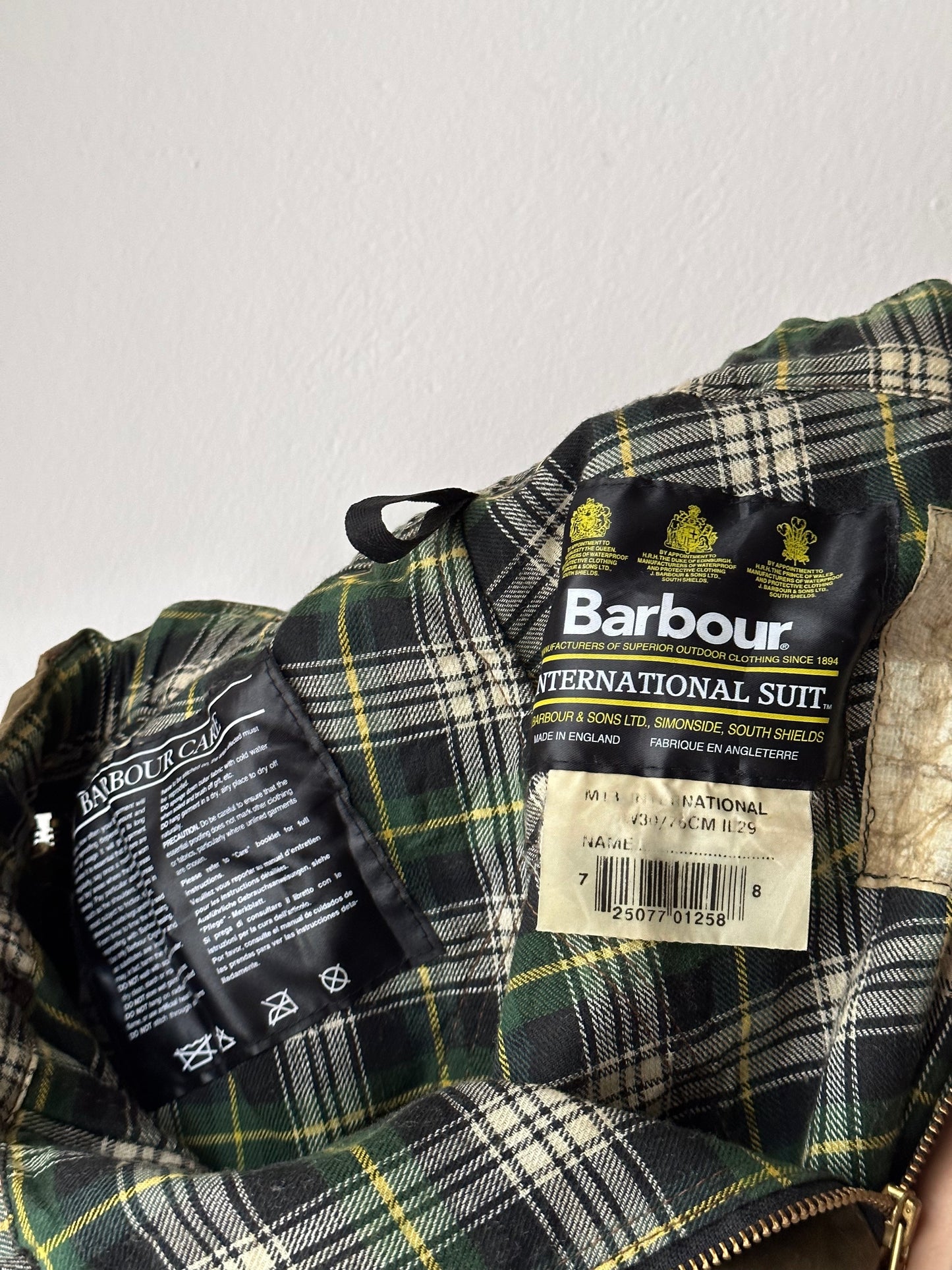 90's Barbour International motorcycle trousers Vintage Toto Praha Prague Vintage store 古着屋 古着 ヴィンテージ 90年代 バブアー インターナショナル モーターサイクル Biker バイカー Made in England イギリス製 イギリス古着 ユーロ古着 ヨーロッパ古着 古着卸 オイルド ワックスコットン オイルドジャケット 80's 80年代 70's 70年代