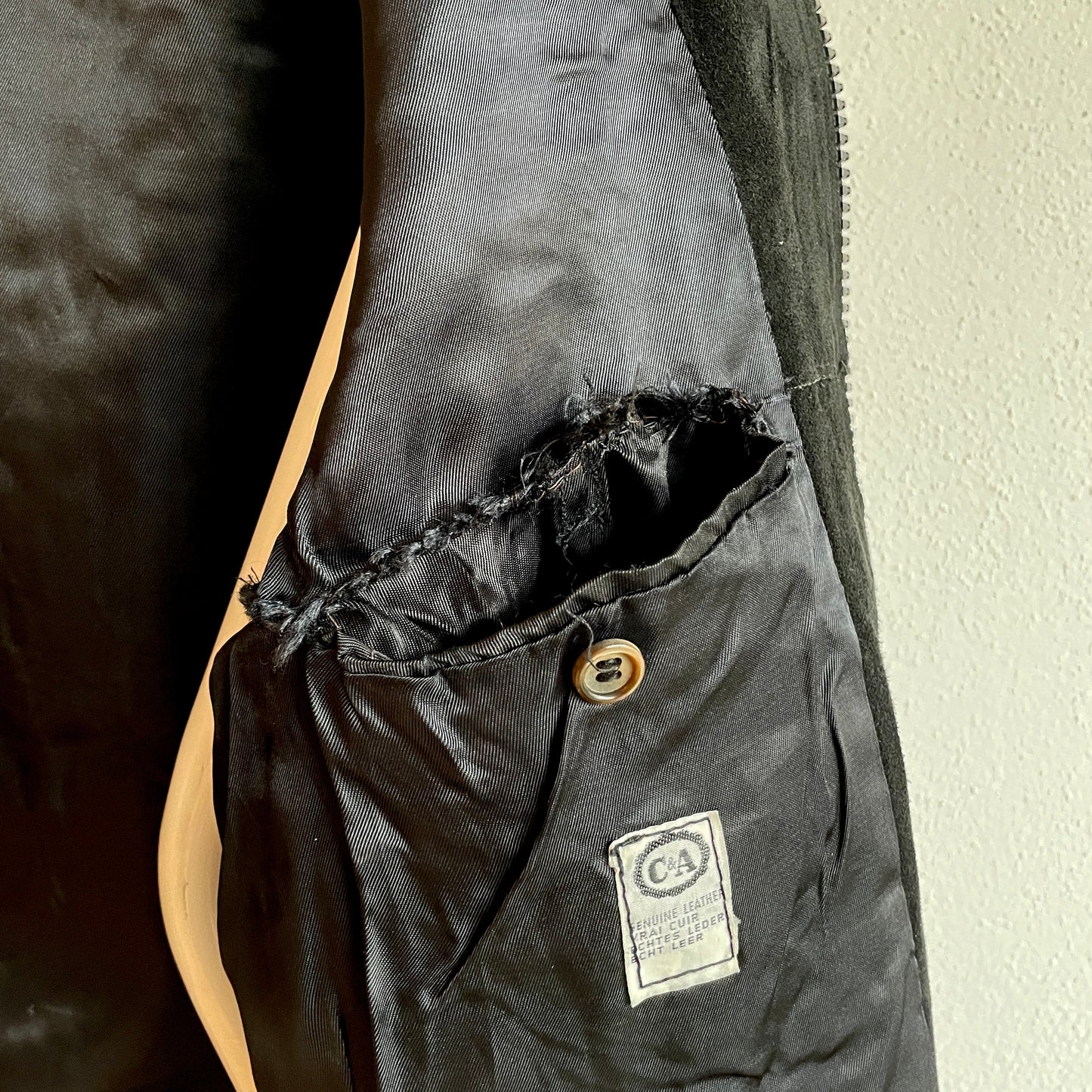 70s Black suède collarless style