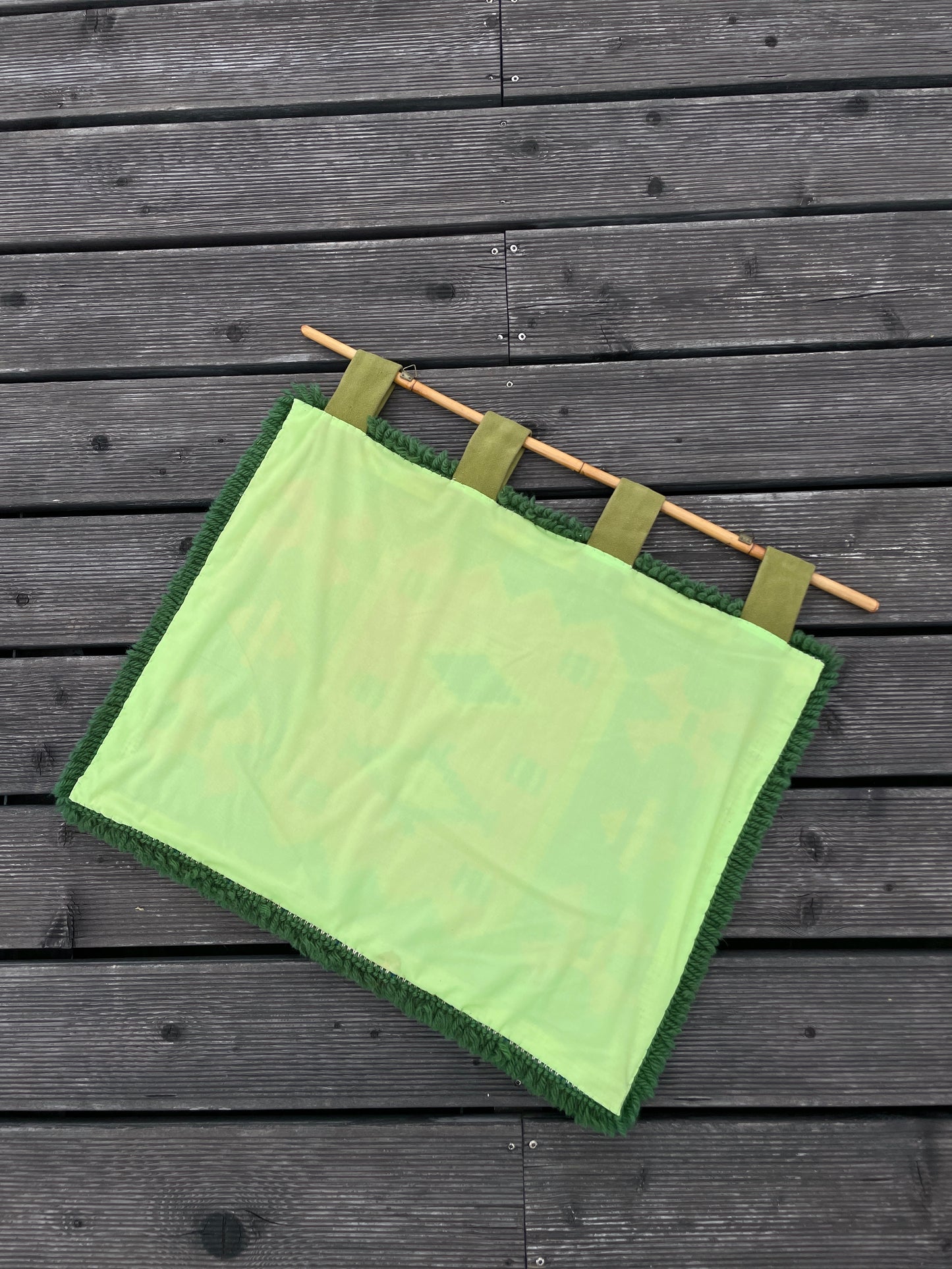 70s mod design deep pile wall carpet