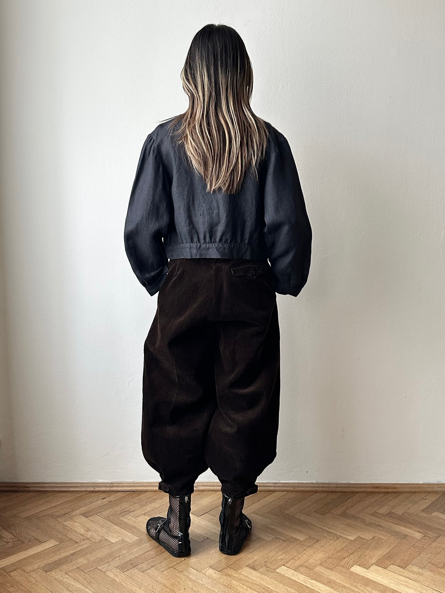 Superb black linen cropped shirt
