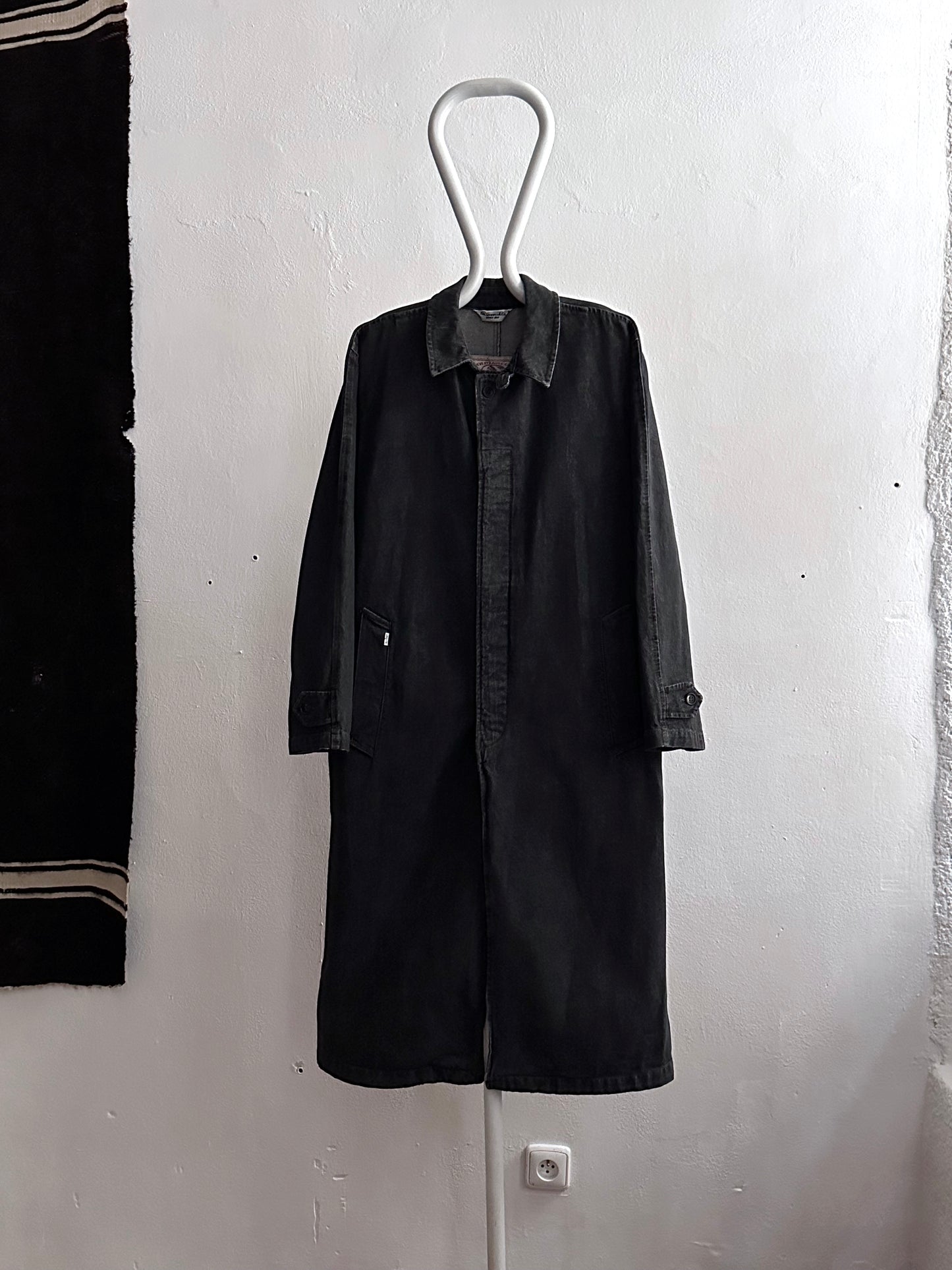 80's Levi's Black denim coat Vintage Made in Italy 80年代 リーバイス ブラックデニム コート Rare レア イタリア製 ヴィンテージ Toto Praha Vintage clothing store Antique shop Prague 古着屋 アンティークショップ プラハ ユーロ古着  ヨーロッパ古着 古着卸 
