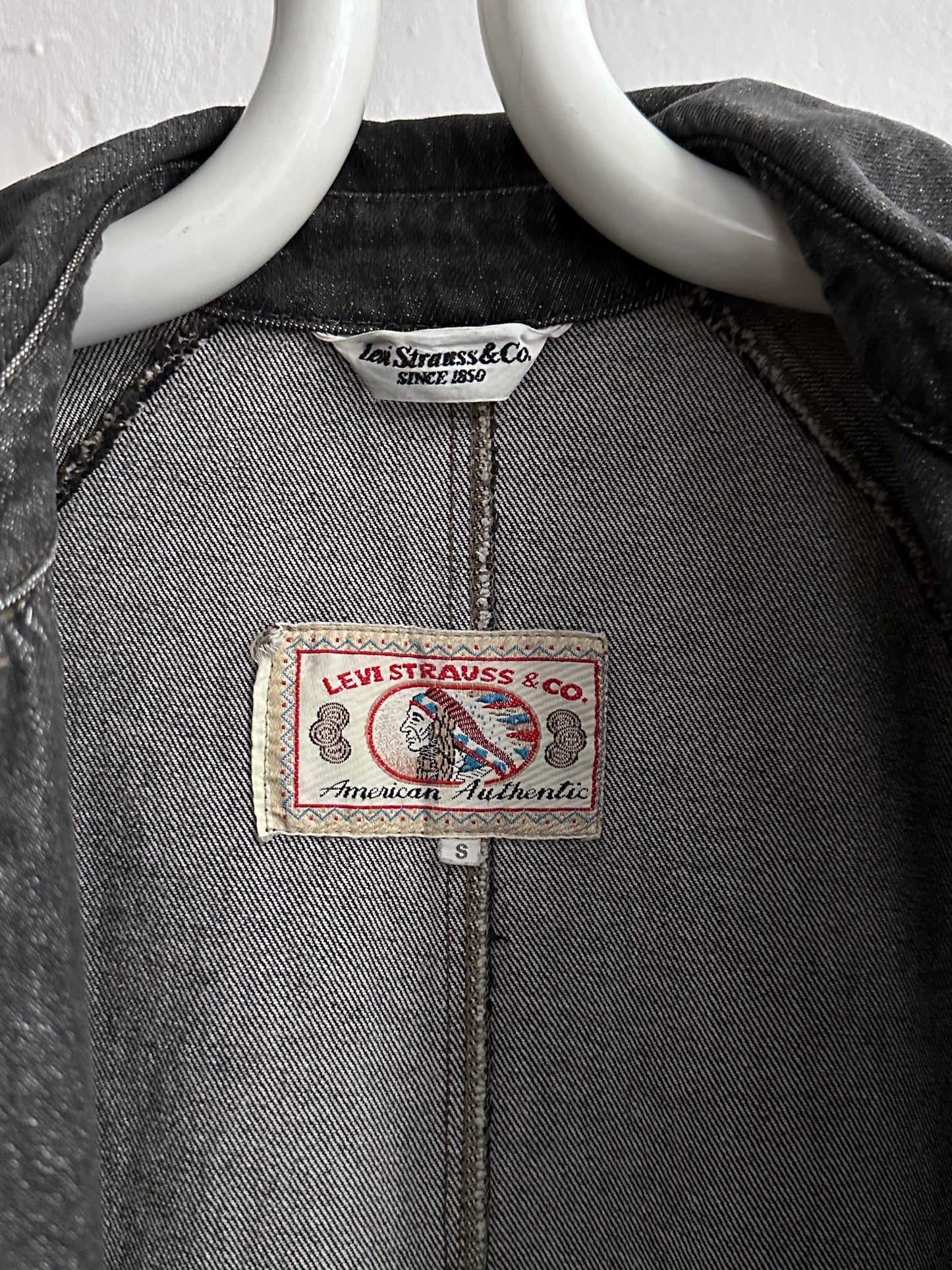 80's Levi's Black denim coat Vintage Made in Italy 80年代 リーバイス ブラックデニム コート Rare レア イタリア製 ヴィンテージ Toto Praha Vintage clothing store Antique shop Prague 古着屋 アンティークショップ プラハ ユーロ古着  ヨーロッパ古着 古着卸 