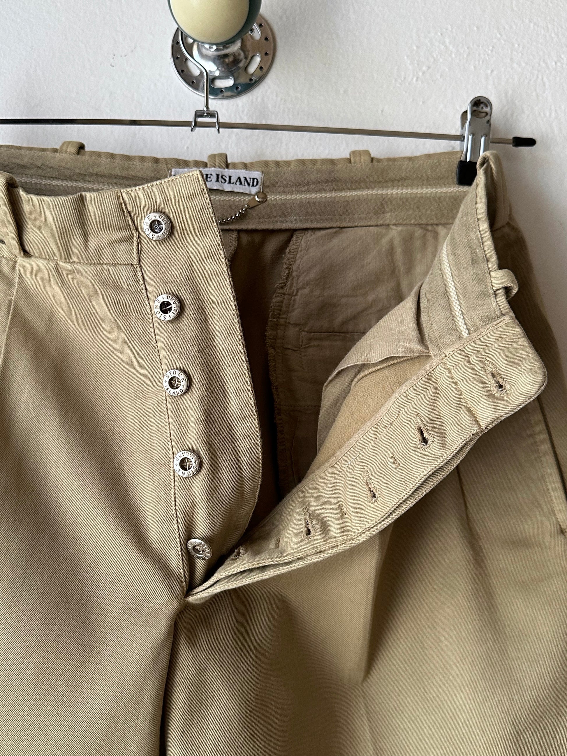 1980s Stone Island beige chinos 80年代 Massimo osti マッシモマッシモオスティ Made in Italy イタリア製 ストーンアイランド ベージュ チノパン Toto Praha Vintage clothing shop Antique shop 古着屋 プラハ Showroom appointment Prague ユーロ古着 ヨーロッパ古着 古着卸 ヴィンテージ