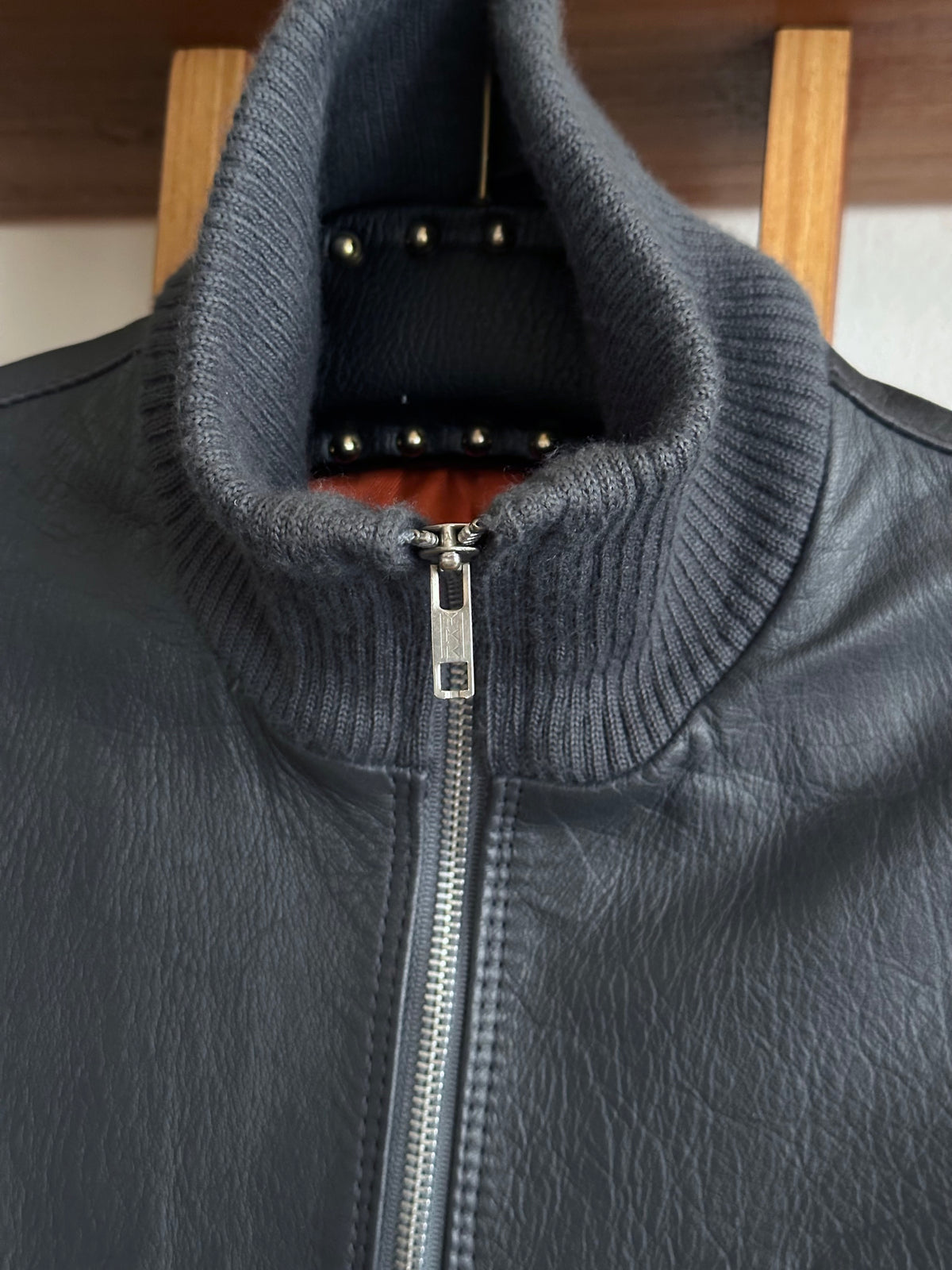 1990s German Air Force Leather Flight Jacket Luftwaffe Bundeswehr ドイツ軍 空軍 パイロット Pilot jacket エアフォース グレー 灰色 レザー ジャケット 90年代 Toto Praha Vintage clothing shop Antique shop 古着屋 プラハ Showroom appointment Prague ユーロ古着 ヨーロッパ古着 古着卸 ヴィンテージ