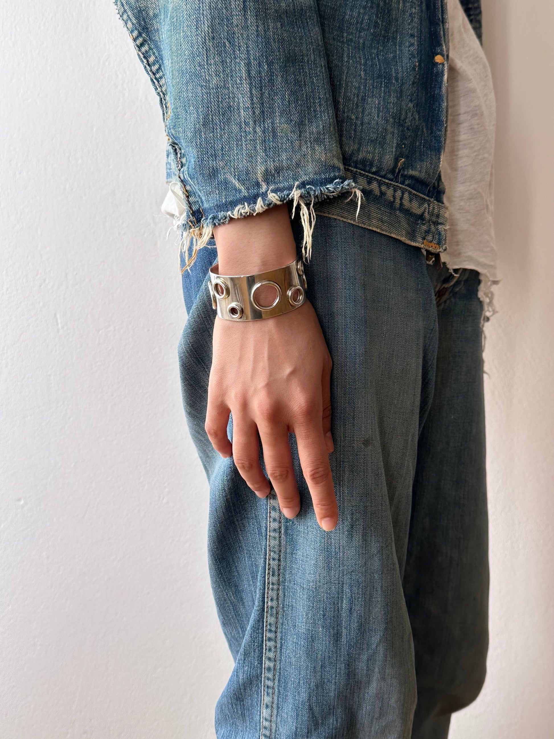 Marc Deloche Paris vintage sterling silver 925 punched eyelet grommet bangle bracelet cuff armband France French シルバーバングル ヴィンテージシルバーバングル シルバージュエリー ヴィンテージシルバージュエリー Prague antique shop 古着屋 アンティークショップ TOTO