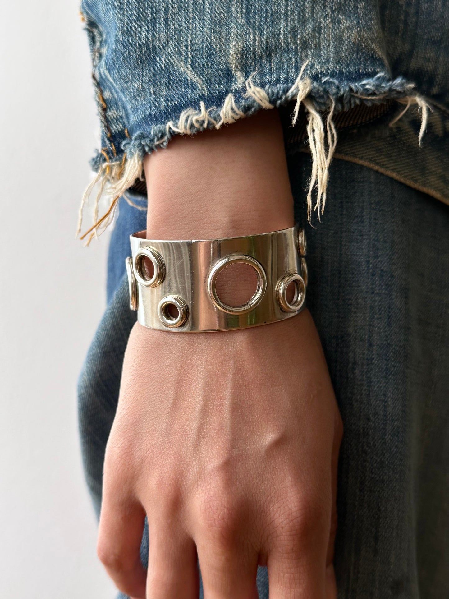 Marc Deloche Paris vintage sterling silver 925 punched eyelet grommet bangle bracelet cuff armband France French シルバーバングル ヴィンテージシルバーバングル シルバージュエリー ヴィンテージシルバージュエリー Prague antique shop 古着屋 アンティークショップ TOTO ヴィンテージシルバーブレスレット