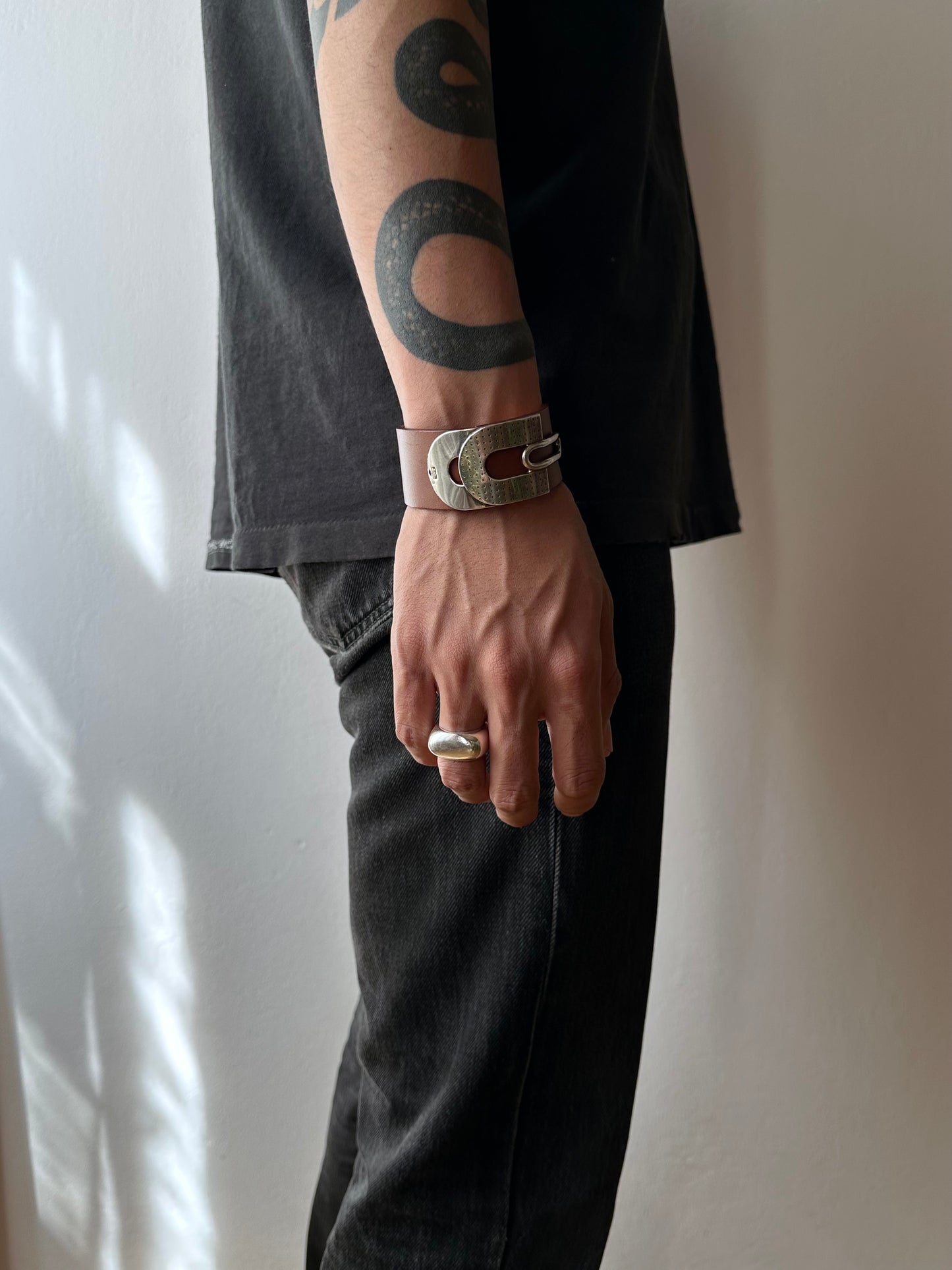 Marc Deloche Paris vintage sterling silver 925 buckle leather belt bangle bracelet cuff armband France French シルバーバングル レザーバングル ヴィンテージシルバーバングル シルバージュエリー ヴィンテージシルバージュエリー Prague antique shop 古着屋 アンティークショップ TOTO