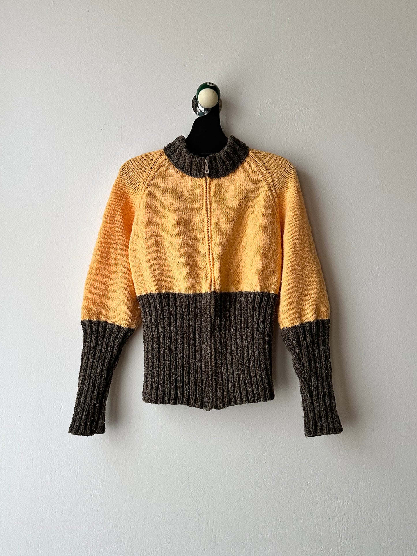 Handknitting zip sweater