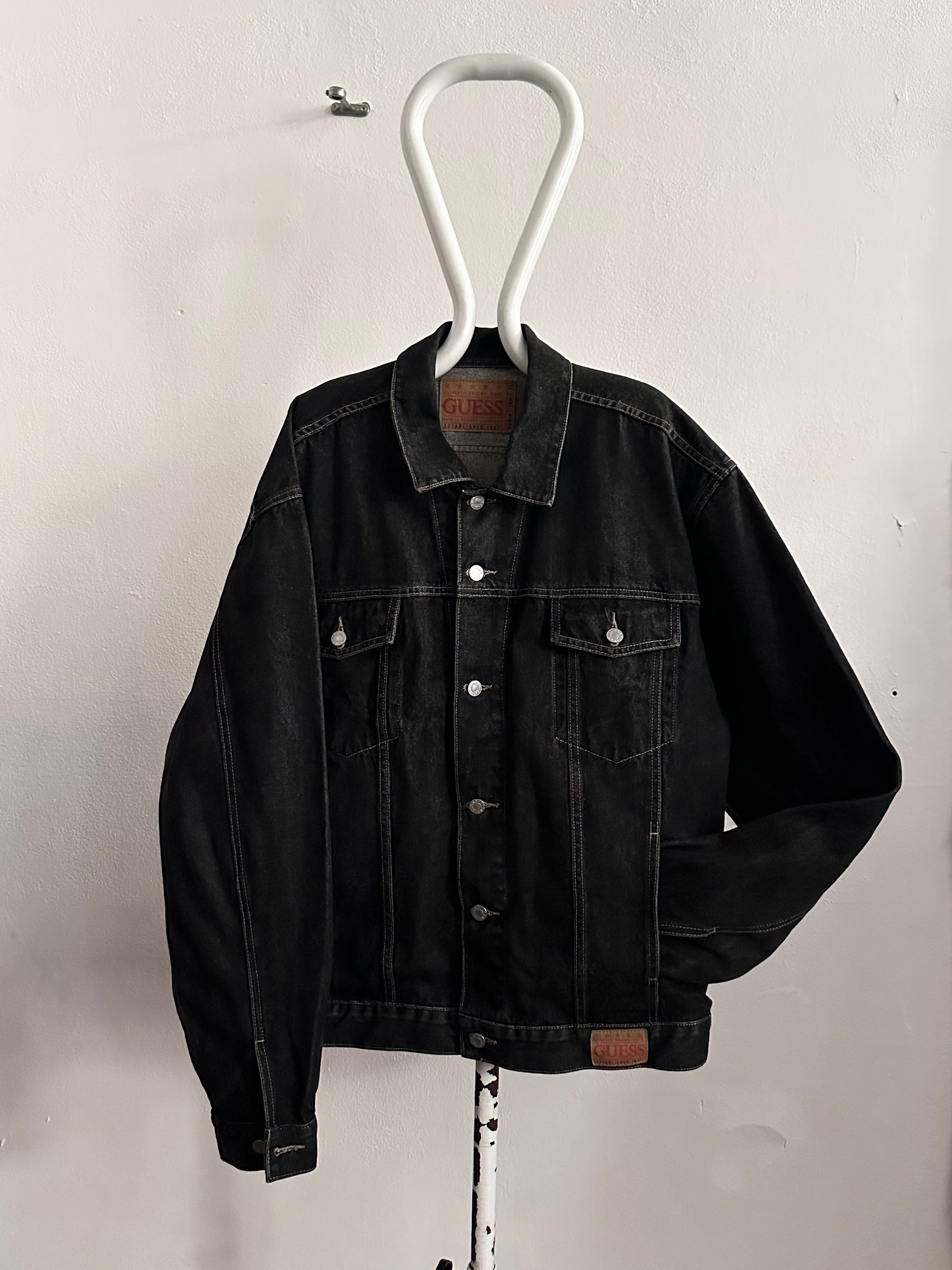 90s GUESS black denim jacket over sized big size 4th type model trucker jacket ブラックデニム トラッカー トラッカージャケット デニムジャケット 黒デニム ヴィンテージ vintage 90s 80s 1990s 1980s TOTO Prague Praha vintage shop antique store 古着屋 プラハ チェコ Levi's 4thタイプ