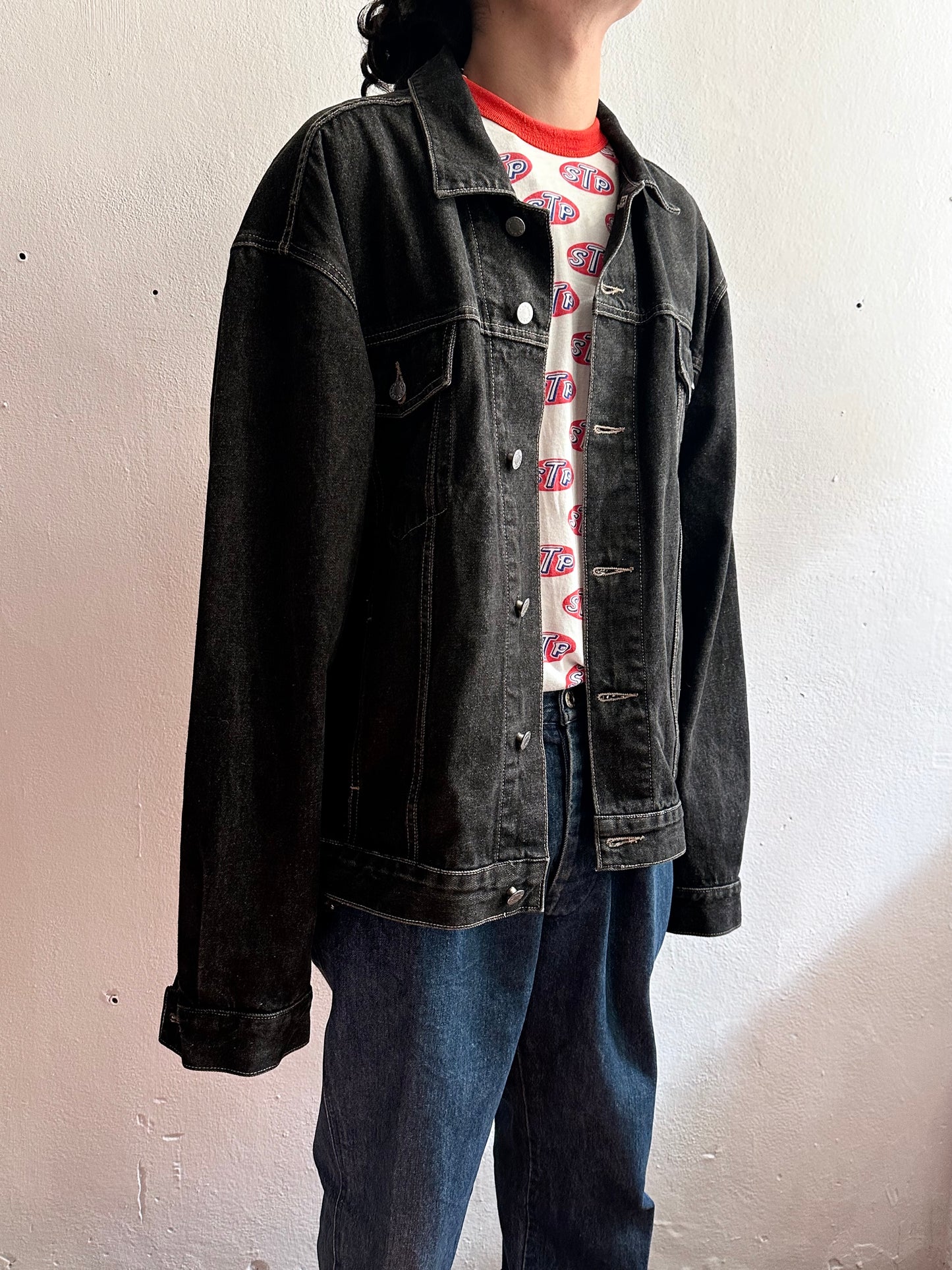 90s GUESS black denim jacket over sized big size 4th type model trucker jacket ブラックデニム トラッカー トラッカージャケット デニムジャケット 黒デニム ヴィンテージ vintage 90s 80s 1990s 1980s TOTO Prague Praha vintage shop antique store 古着屋 プラハ チェコ