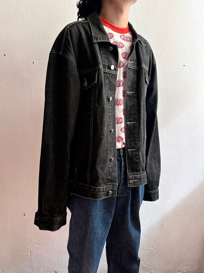 90s GUESS black denim jacket over sized big size 4th type model trucker jacket ブラックデニム トラッカー トラッカージャケット デニムジャケット 黒デニム ヴィンテージ vintage 90s 80s 1990s 1980s TOTO Prague Praha vintage shop antique store 古着屋 プラハ チェコ