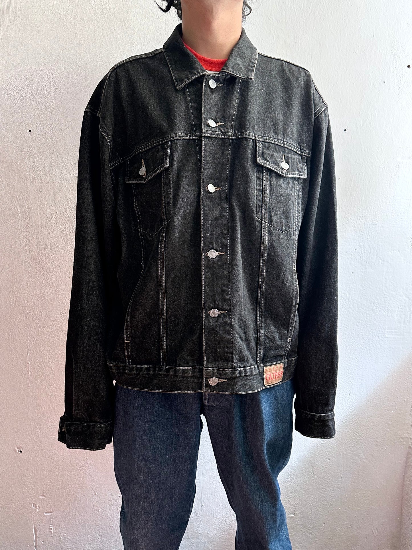90s GUESS black denim jacket over sized big size 4th type model trucker jacket ブラックデニム トラッカー トラッカージャケット デニムジャケット 黒デニム ヴィンテージ vintage 90s 80s 1990s 1980s TOTO Prague Praha vintage shop antique store 古着屋 プラハ チェコ