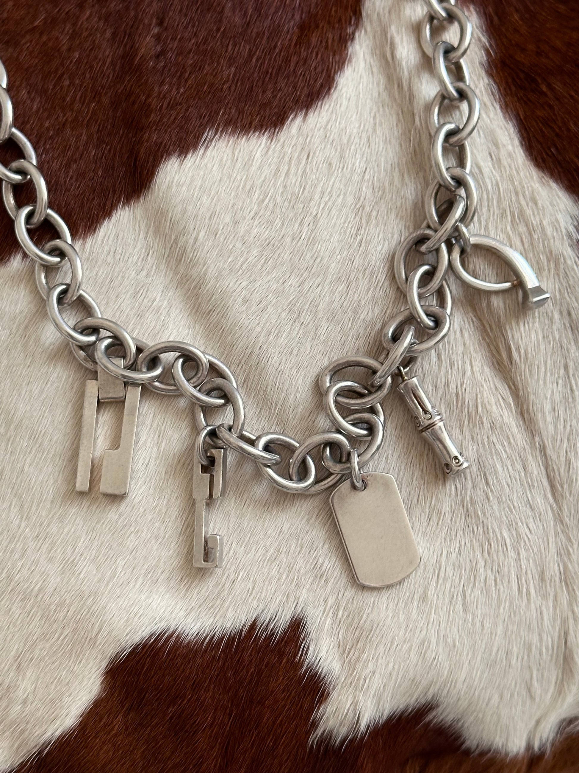 GUCCI vintage silver 925 charm necklace chain horsebit plate tag horn グッチ チャームネックレス チェーンネックレス ヴィンテージシルバー チャーム シルバー ヴィンテージ 古着屋 ヴィンテージショップ アンティークショップ vintage store antique shop Prague プラハ チェコ bamboo 竹 バンブー