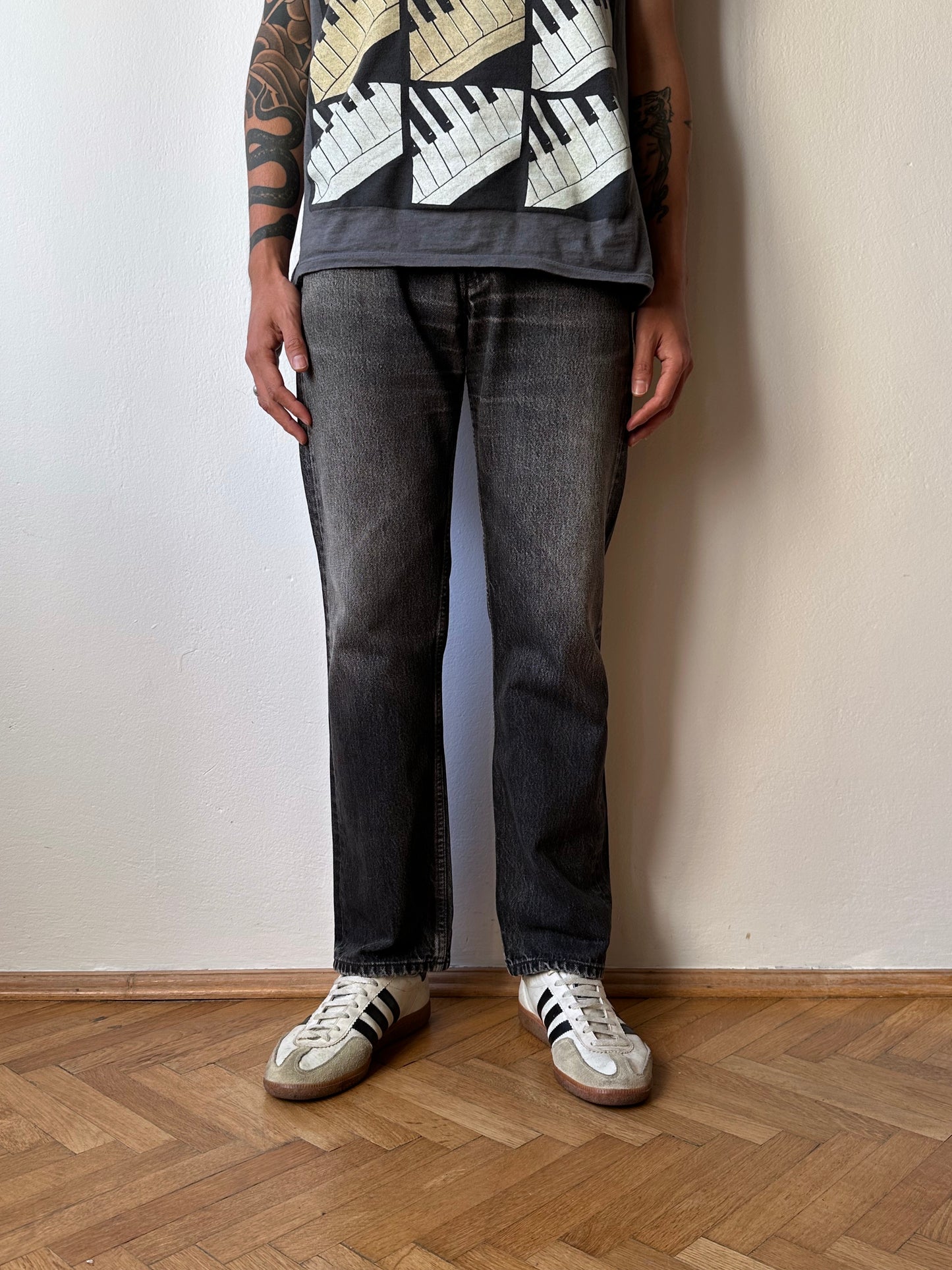 Levi's 501 Black Denim Trousers Vintage Toto Praha Vintage clothing store Antique shop Prague Wholesale 90's 1990's 