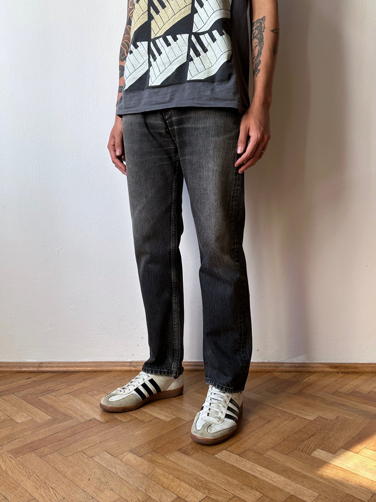 Levi's 501 Black Denim Trousers Vintage Toto Praha Vintage clothing store Antique shop Prague Wholesale 90's 1990's 