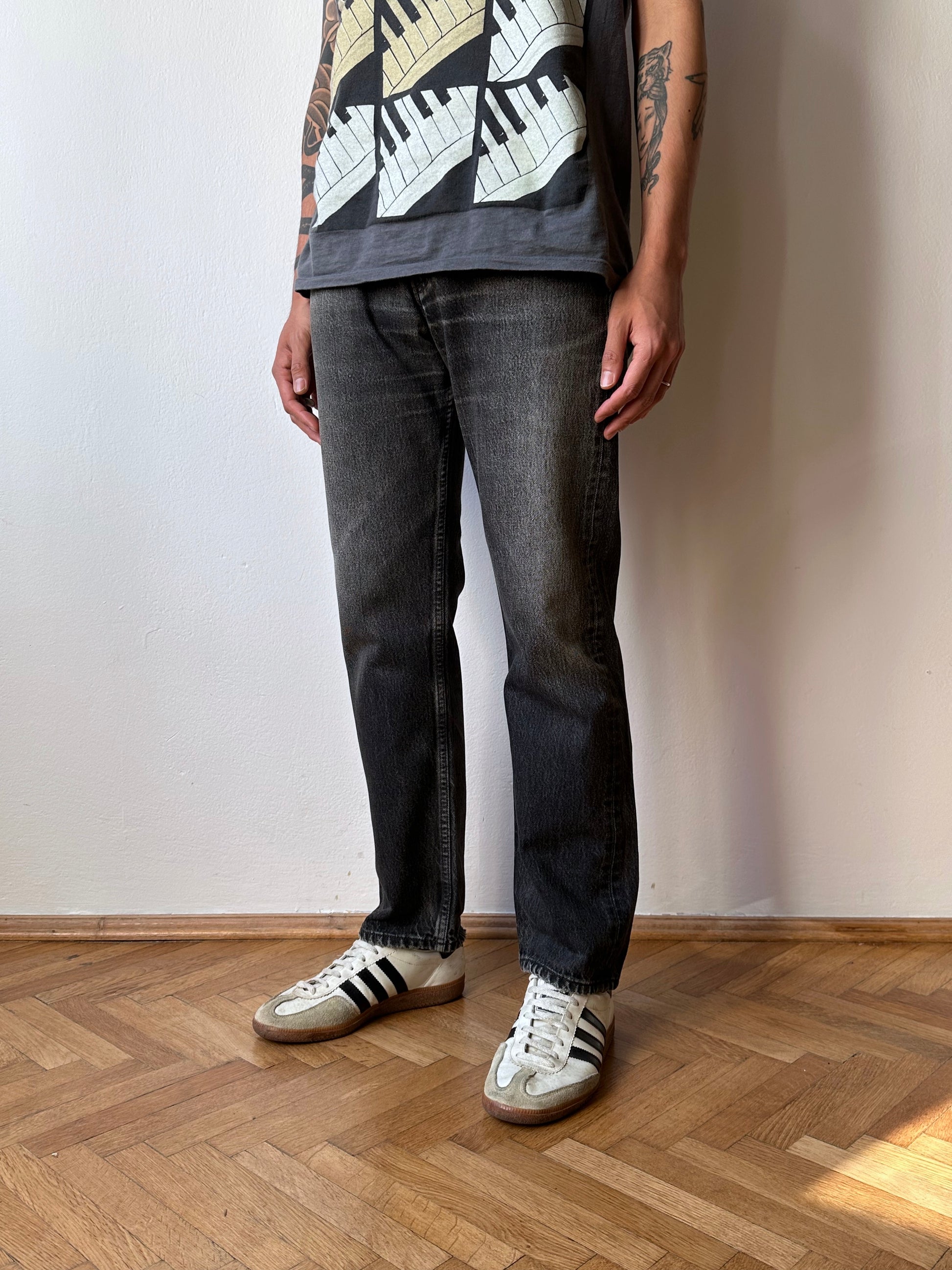 Levi's 501 Black Denim Trousers Vintage Toto Praha Vintage clothing store Antique shop Prague Wholesale 90's 1990's 