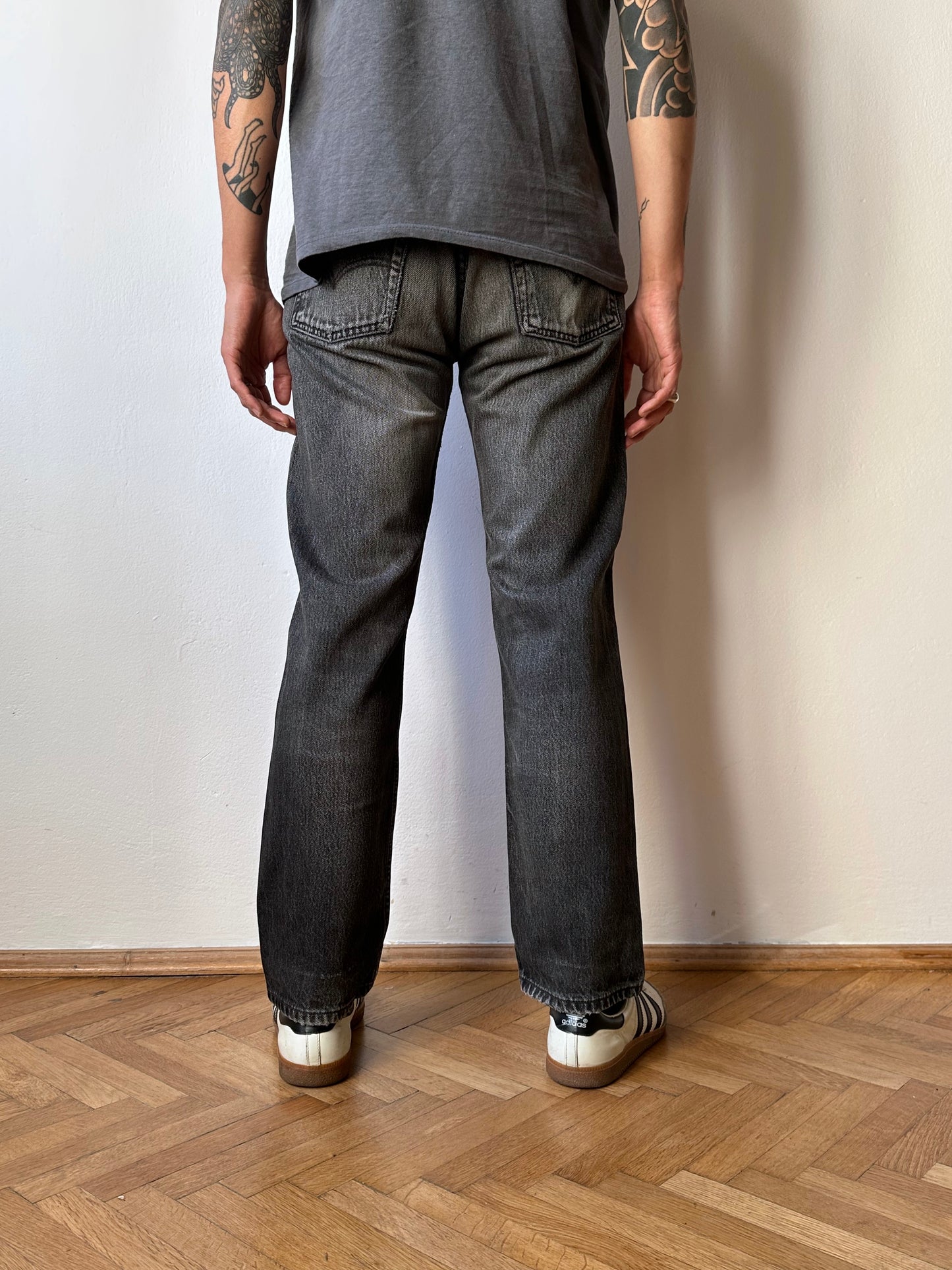 Levi's 501 Black Denim Trousers Vintage Toto Praha Vintage clothing store Antique shop Prague Wholesale 90's 1990's 