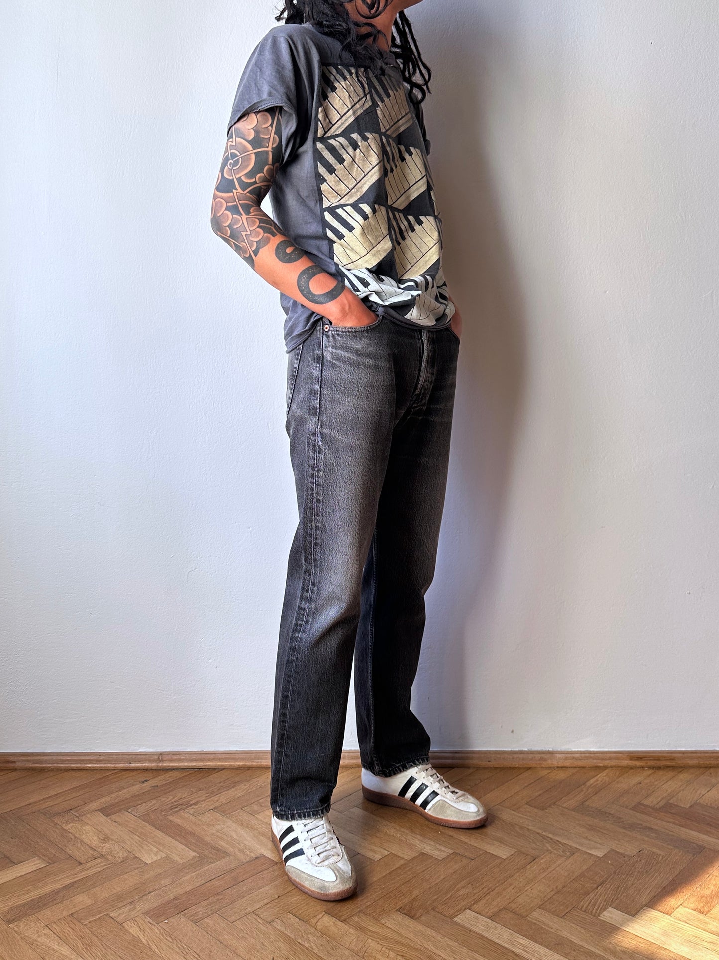 Levi's 501 Black Denim Trousers Vintage Toto Praha Vintage clothing store Antique shop Prague Wholesale 90's 1990's 