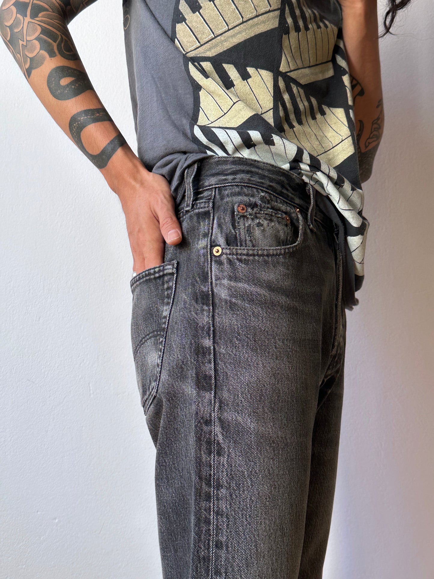 Levi's 501 Black Denim Trousers Vintage Toto Praha Vintage clothing store Antique shop Prague Wholesale 90's 1990's 