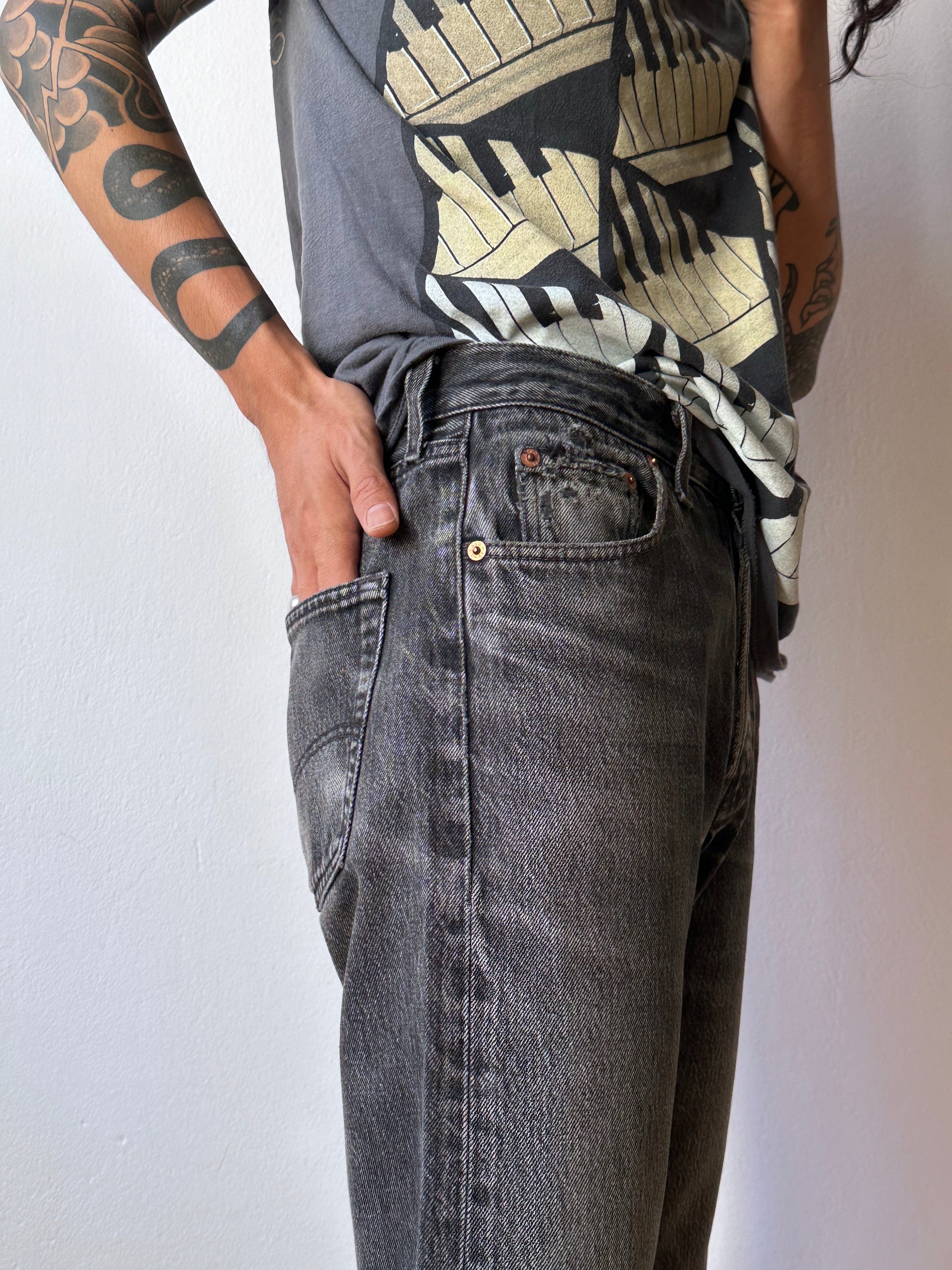 Levi's 501 Black Denim Trousers Vintage Toto Praha Vintage clothing store Antique shop Prague Wholesale 90's 1990's 