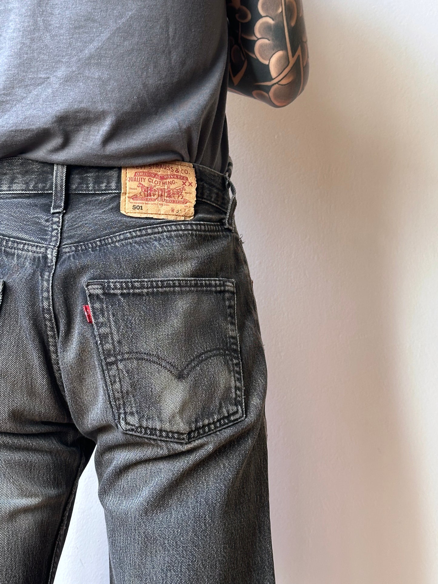 Levi's 501 Black Denim Trousers Vintage Toto Praha Vintage clothing store Antique shop Prague Wholesale 90's 1990's 