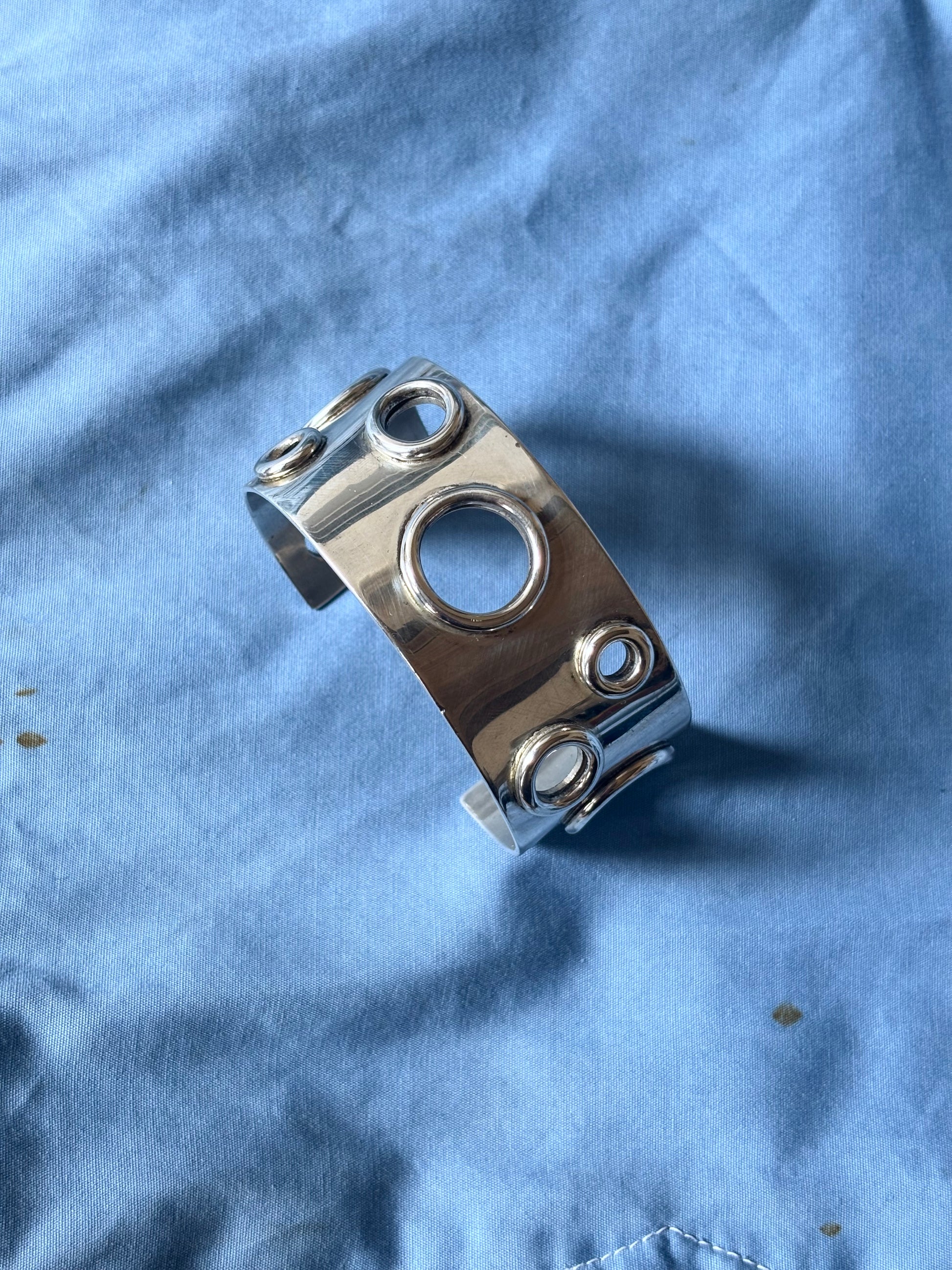 Marc Deloche Paris vintage sterling silver 925 punched eyelet grommet bangle bracelet cuff armband France French シルバーバングル ヴィンテージシルバーバングル シルバージュエリー ヴィンテージシルバージュエリー Prague antique shop 古着屋 アンティークショップ TOTO