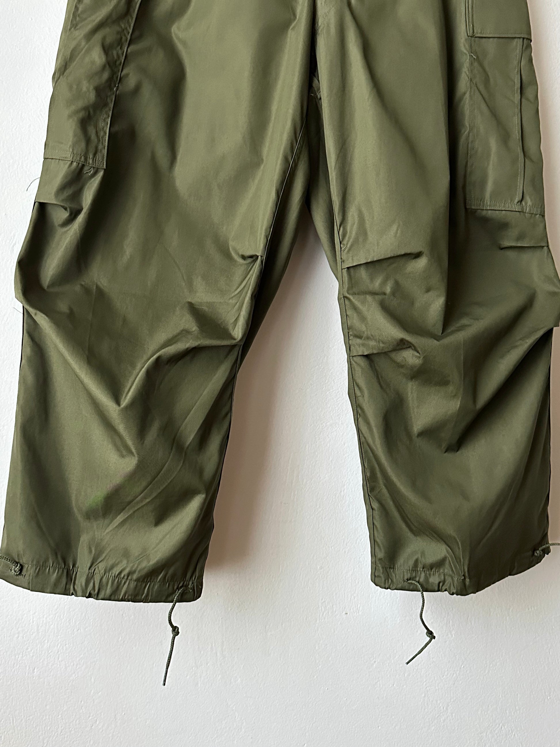 US Army M1951 Arctic trousers 1950's 50年代 Deadstock Military ミリタリー アメリカ軍 Toto Vintage clothing shop store Praha プラハ 古着屋 ヴィンテージ Prague デッドストック オーバーパンツ Antique shop アンティークショップ 古着卸