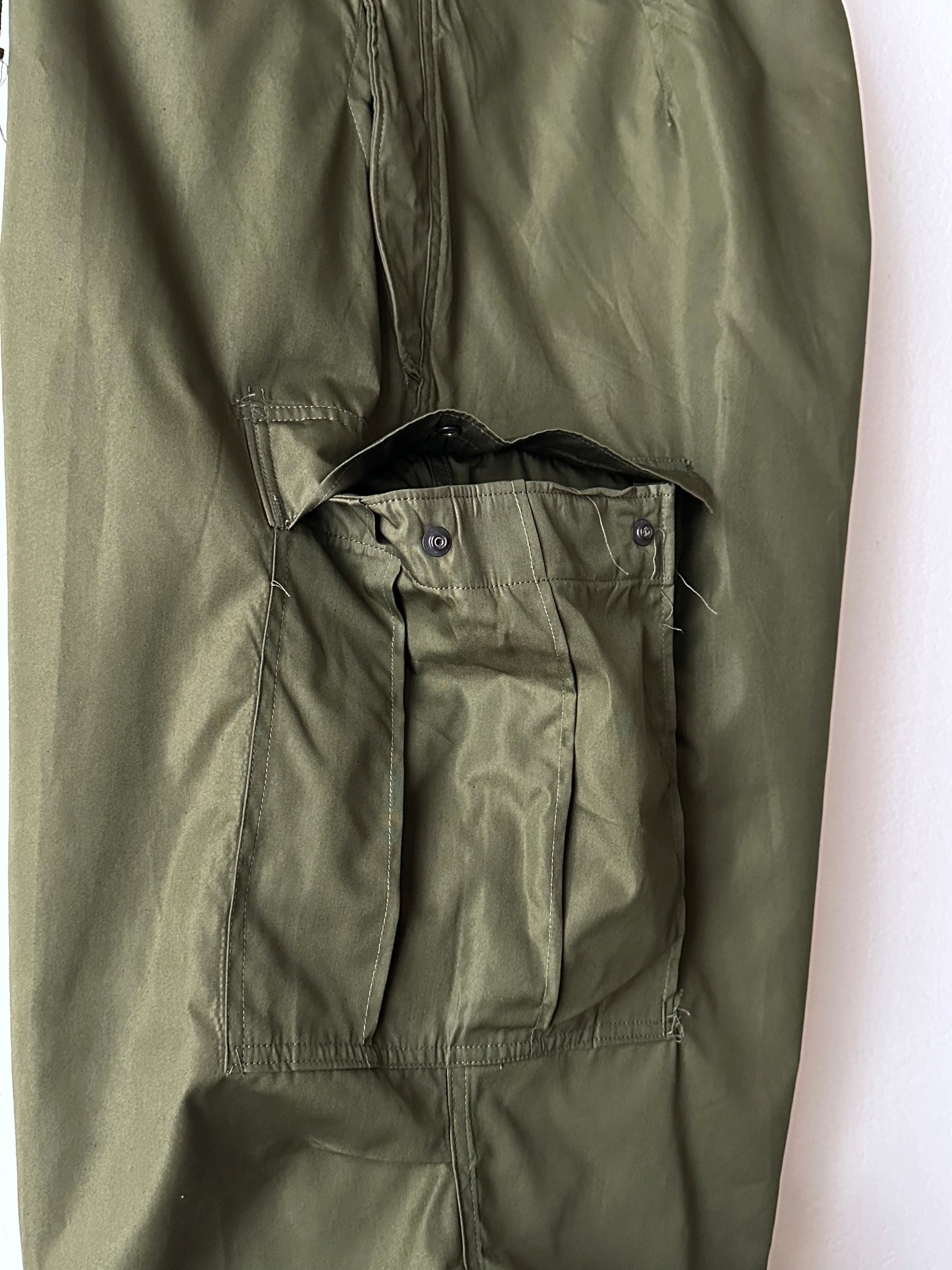 US Army M1951 Arctic trousers 1950's 50年代 Deadstock Military ミリタリー アメリカ軍 Toto Vintage clothing shop store Praha プラハ 古着屋 ヴィンテージ Prague デッドストック オーバーパンツ Antique shop アンティークショップ 古着卸