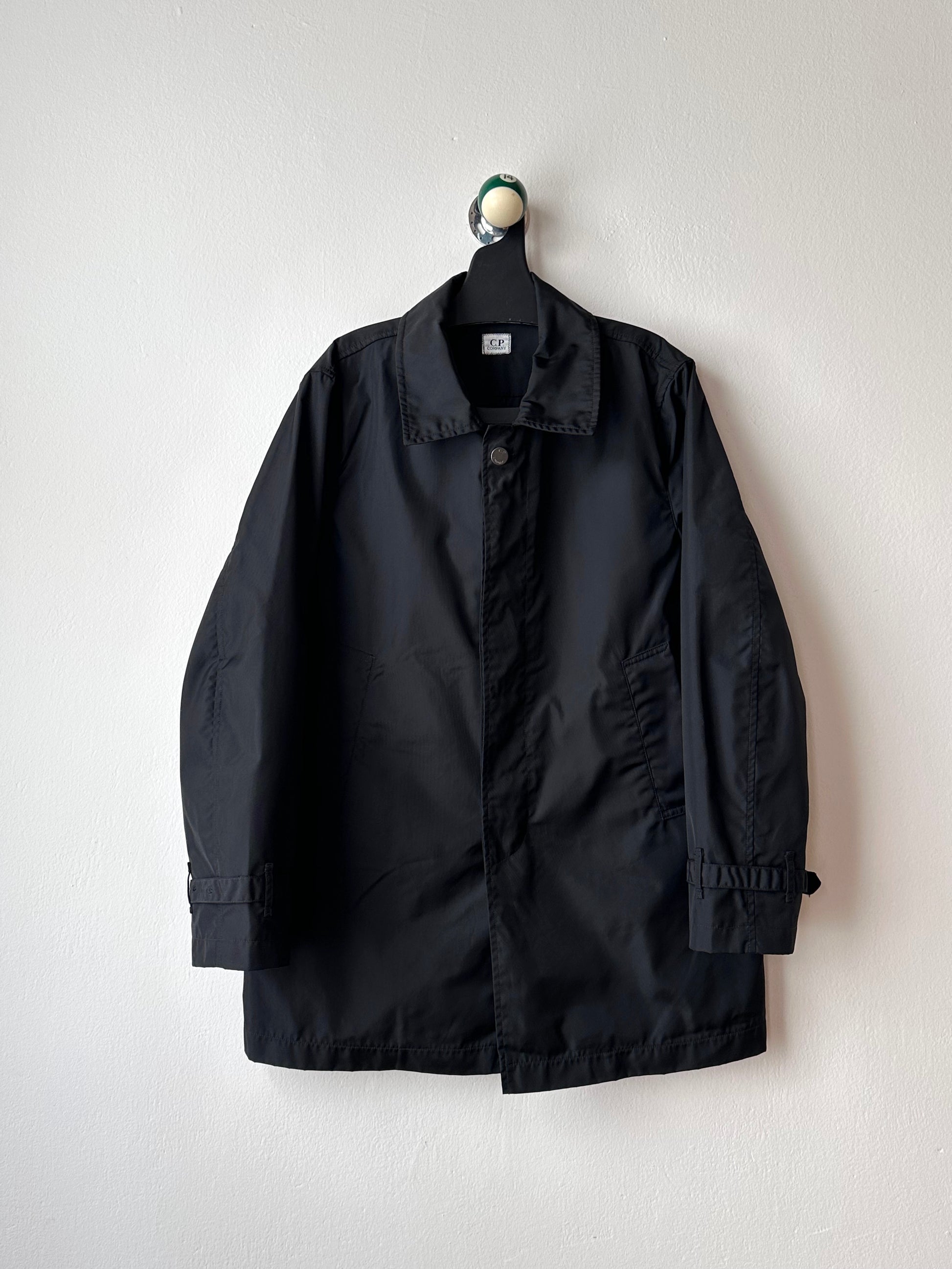 CP Company  Vintage Massimo Osti マッシモオスティ Black Nylon coat ナイロン 黒 Made in Rumania ヴィンテージ イタリア古着  Rare レア Toto Praha Vintage clothing store Antique shop Prague 古着屋 アンティークショップ プラハ ユーロ古着  ヨーロッパ古着 古着卸 コート