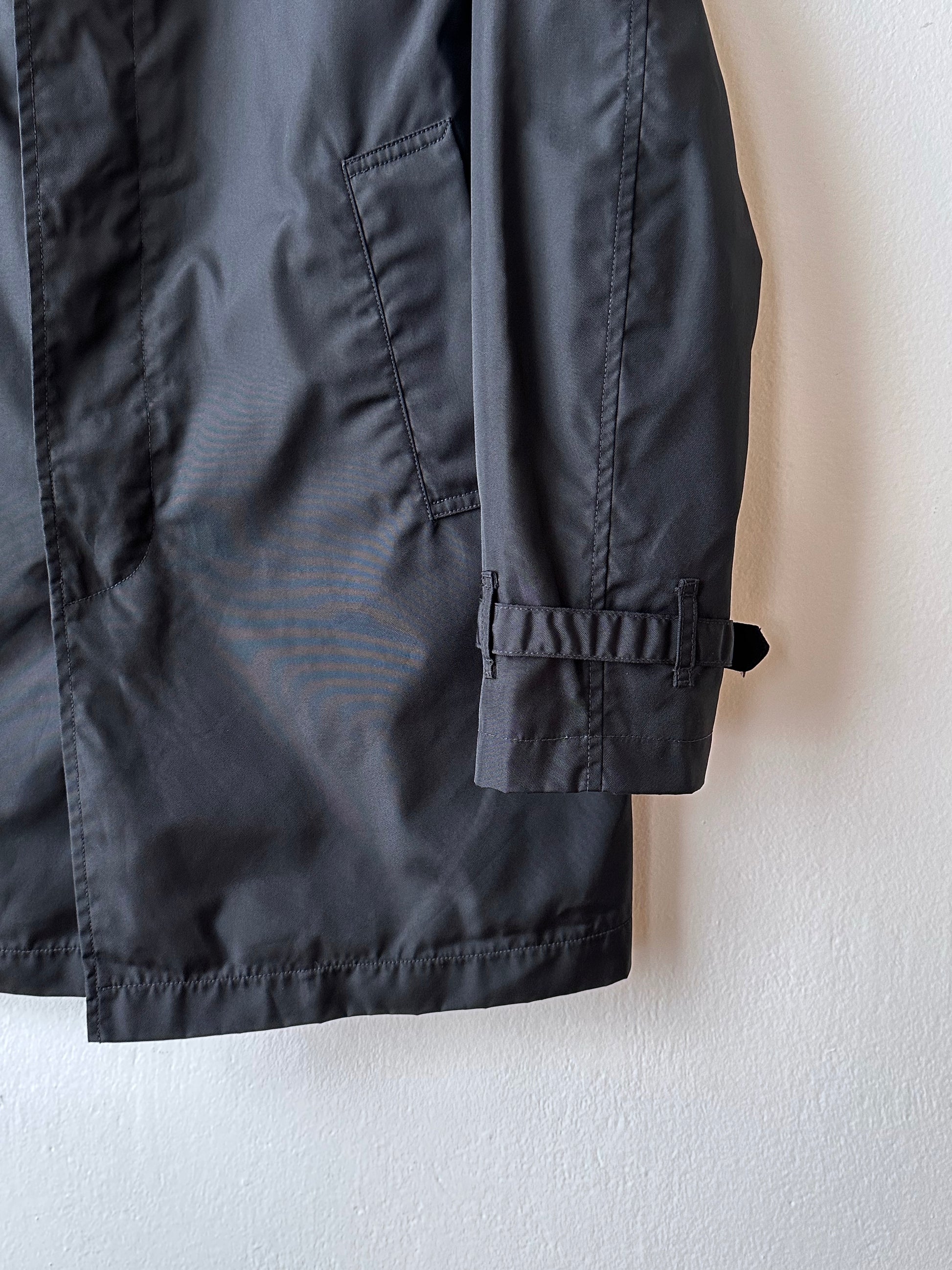 CP Company  Vintage Massimo Osti マッシモオスティ Black Nylon coat ナイロン 黒 Made in Rumania ヴィンテージ イタリア古着  Rare レア Toto Praha Vintage clothing store Antique shop Prague 古着屋 アンティークショップ プラハ ユーロ古着  ヨーロッパ古着 古着卸 コート