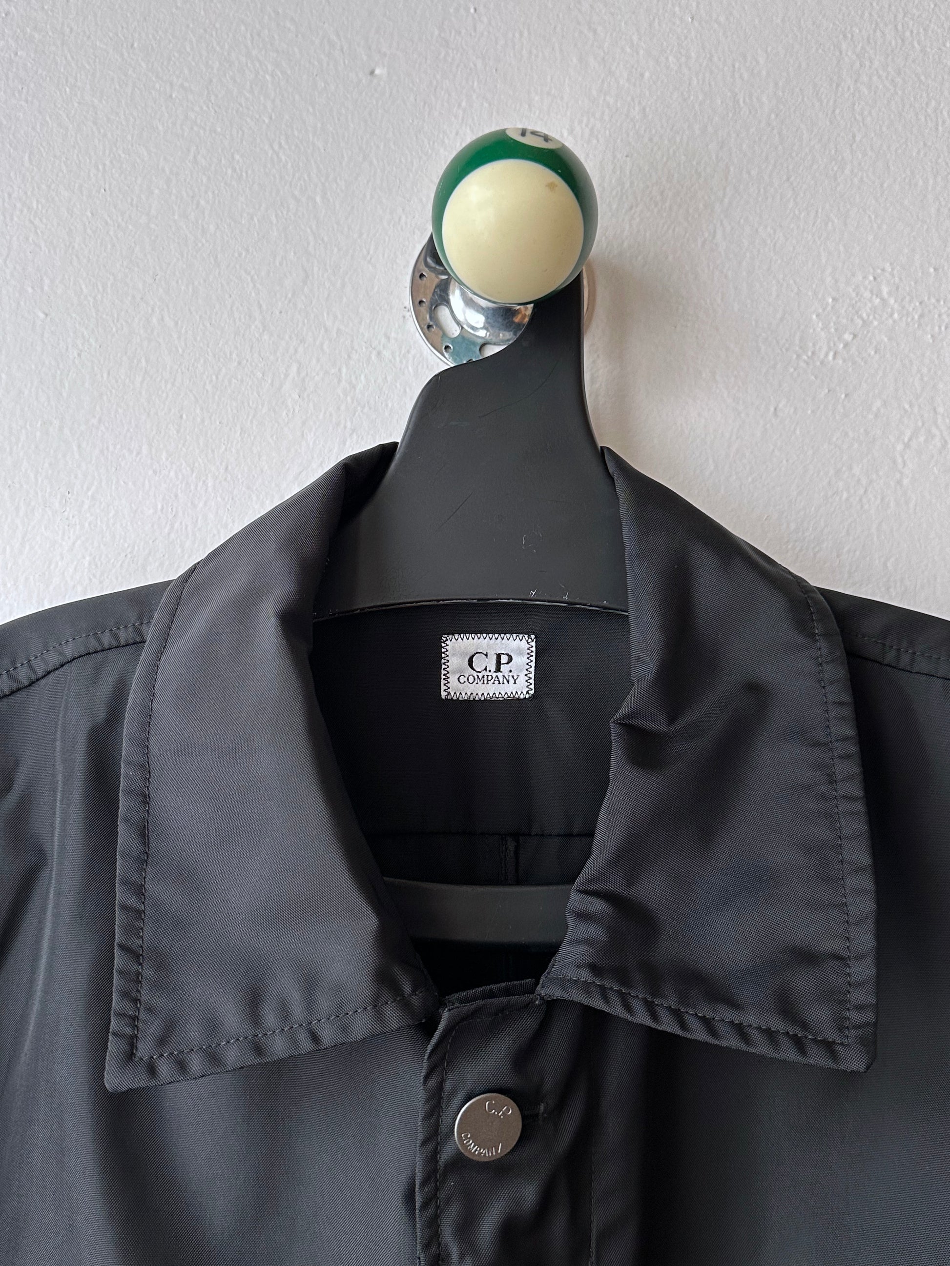 CP Company  Vintage Massimo Osti マッシモオスティ Black Nylon coat ナイロン 黒 Made in Rumania ヴィンテージ イタリア古着  Rare レア Toto Praha Vintage clothing store Antique shop Prague 古着屋 アンティークショップ プラハ ユーロ古着  ヨーロッパ古着 古着卸 コート