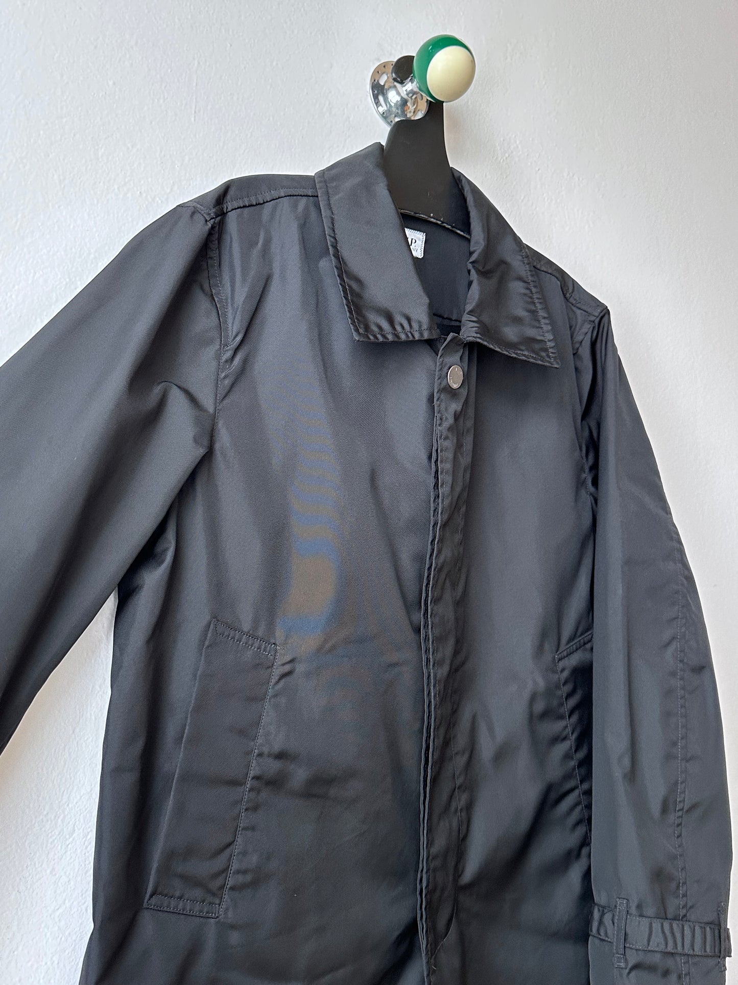 CP Company  Vintage Massimo Osti マッシモオスティ Black Nylon coat ナイロン 黒 Made in Rumania ヴィンテージ イタリア古着  Rare レア Toto Praha Vintage clothing store Antique shop Prague 古着屋 アンティークショップ プラハ ユーロ古着  ヨーロッパ古着 古着卸 コート