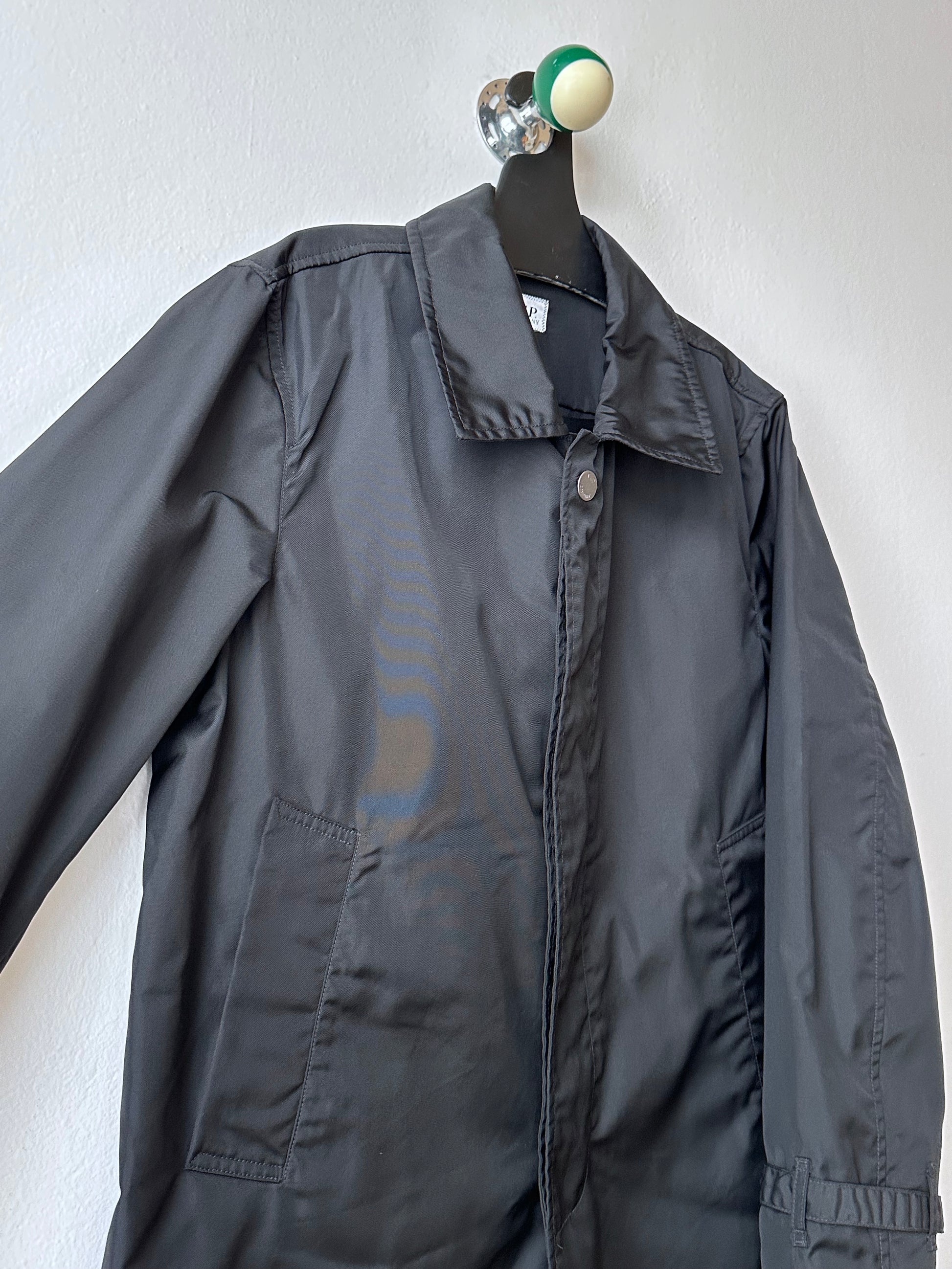 CP Company  Vintage Massimo Osti マッシモオスティ Black Nylon coat ナイロン 黒 Made in Rumania ヴィンテージ イタリア古着  Rare レア Toto Praha Vintage clothing store Antique shop Prague 古着屋 アンティークショップ プラハ ユーロ古着  ヨーロッパ古着 古着卸 コート