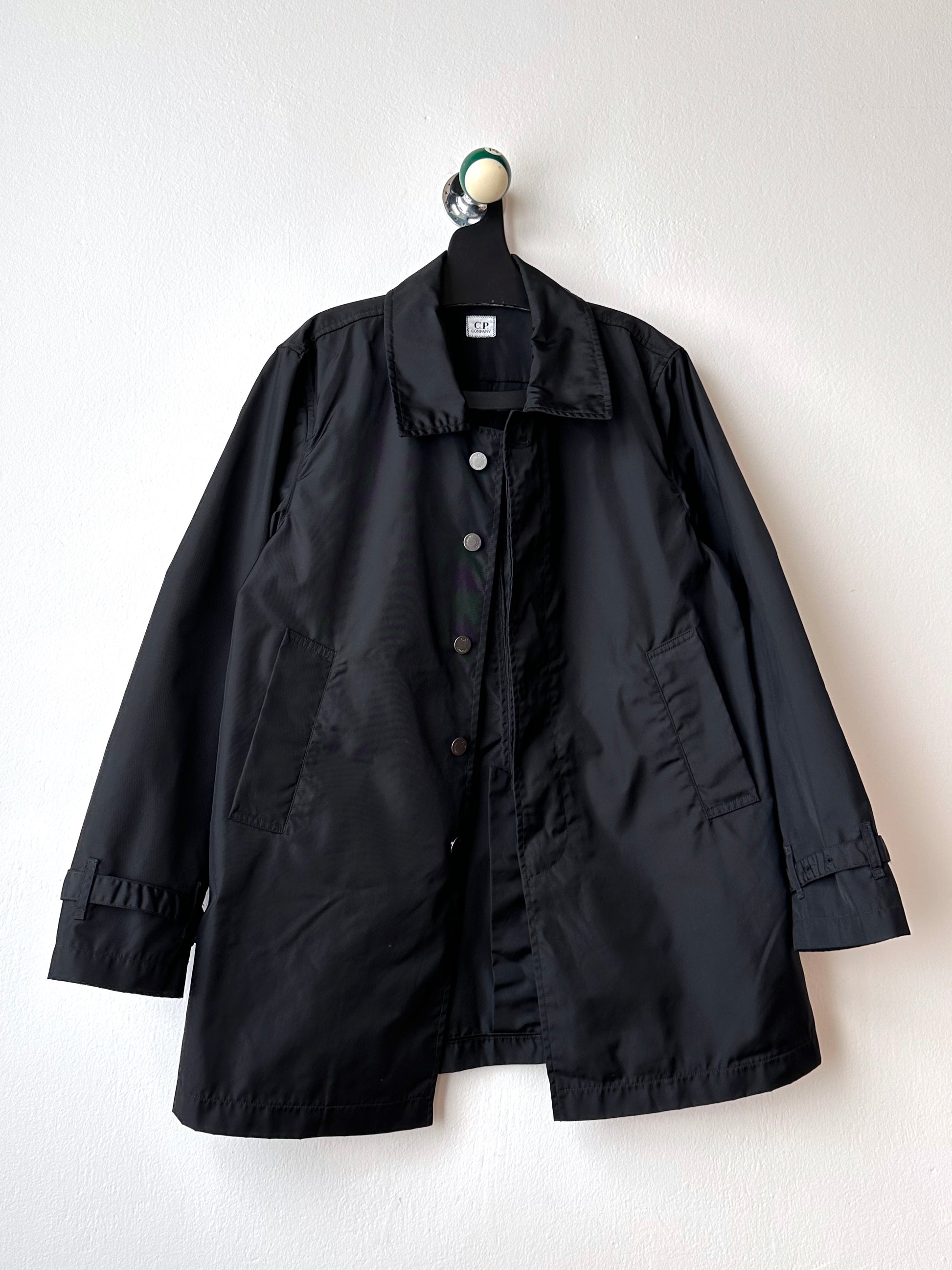 CP Company  Vintage Massimo Osti マッシモオスティ Black Nylon coat ナイロン 黒 Made in Rumania ヴィンテージ イタリア古着  Rare レア Toto Praha Vintage clothing store Antique shop Prague 古着屋 アンティークショップ プラハ ユーロ古着  ヨーロッパ古着 古着卸 コート