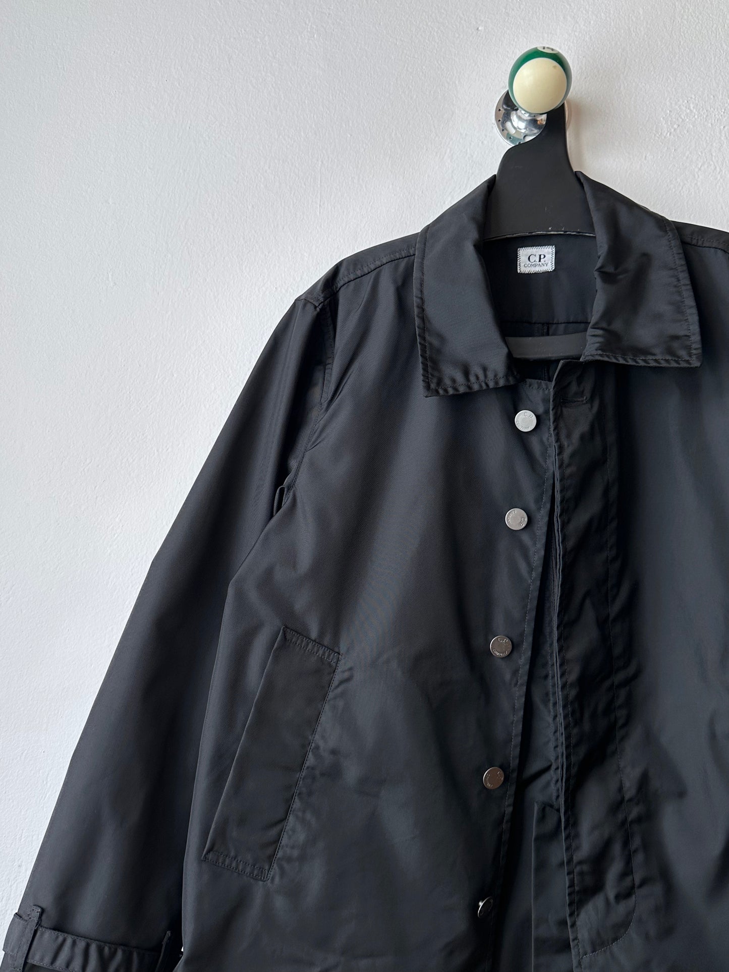 CP Company  Vintage Massimo Osti マッシモオスティ Black Nylon coat ナイロン 黒 Made in Rumania ヴィンテージ イタリア古着  Rare レア Toto Praha Vintage clothing store Antique shop Prague 古着屋 アンティークショップ プラハ ユーロ古着  ヨーロッパ古着 古着卸 コート