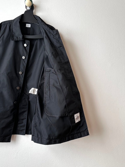 CP Company  Vintage Massimo Osti マッシモオスティ Black Nylon coat ナイロン 黒 Made in Rumania ヴィンテージ イタリア古着  Rare レア Toto Praha Vintage clothing store Antique shop Prague 古着屋 アンティークショップ プラハ ユーロ古着  ヨーロッパ古着 古着卸 コート