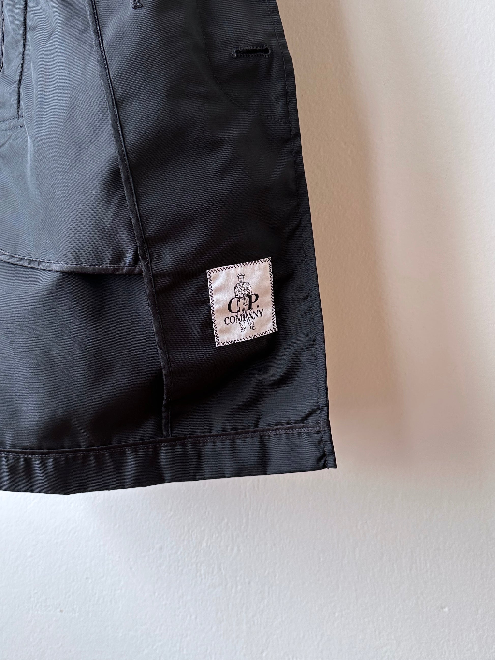 CP Company  Vintage Massimo Osti マッシモオスティ Black Nylon coat ナイロン 黒 Made in Rumania ヴィンテージ イタリア古着  Rare レア Toto Praha Vintage clothing store Antique shop Prague 古着屋 アンティークショップ プラハ ユーロ古着  ヨーロッパ古着 古着卸 コート