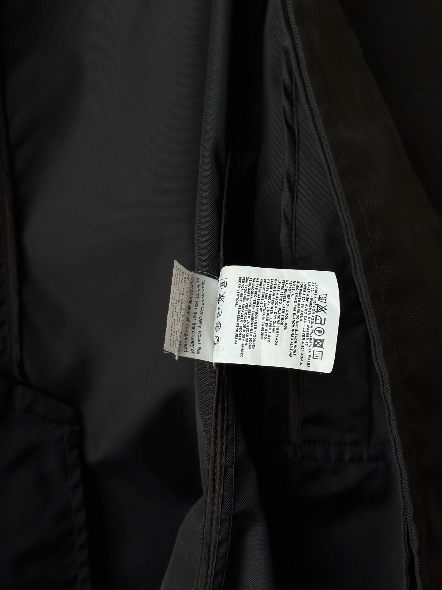 CP Company  Vintage Massimo Osti マッシモオスティ Black Nylon coat ナイロン 黒 Made in Rumania ヴィンテージ イタリア古着  Rare レア Toto Praha Vintage clothing store Antique shop Prague 古着屋 アンティークショップ プラハ ユーロ古着  ヨーロッパ古着 古着卸 コート