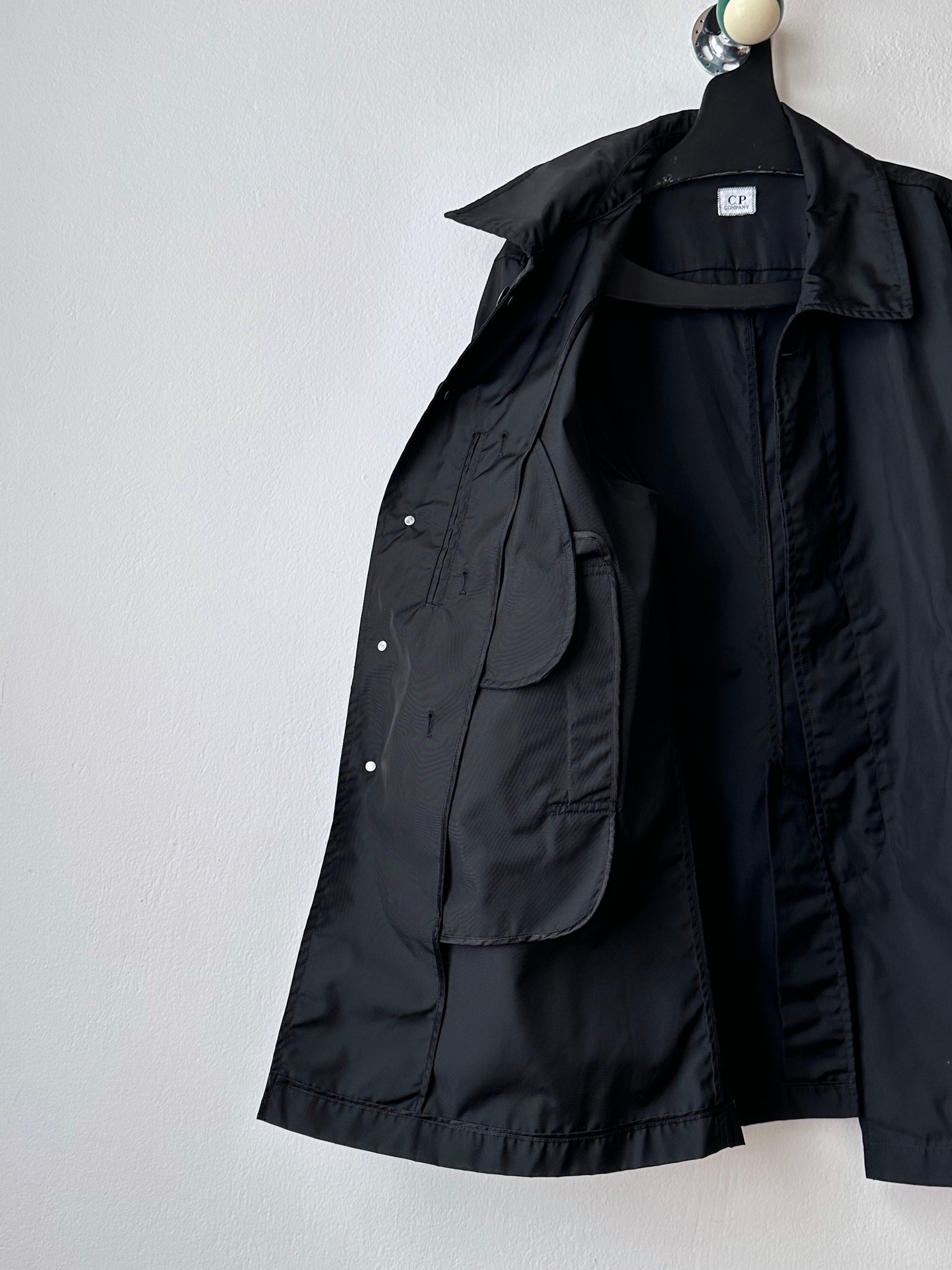 CP Company  Vintage Massimo Osti マッシモオスティ Black Nylon coat ナイロン 黒 Made in Rumania ヴィンテージ イタリア古着  Rare レア Toto Praha Vintage clothing store Antique shop Prague 古着屋 アンティークショップ プラハ ユーロ古着  ヨーロッパ古着 古着卸 コート