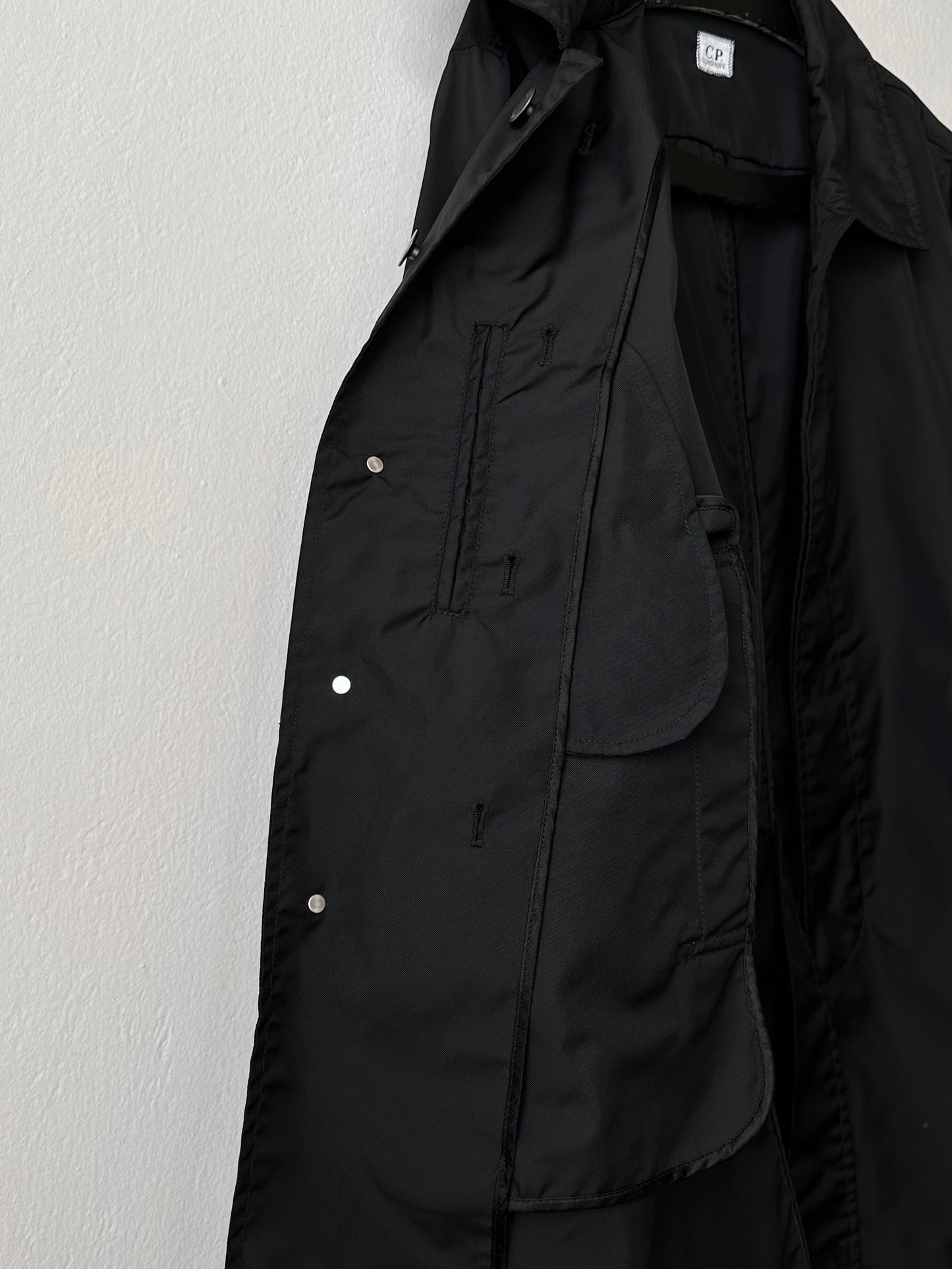 CP Company  Vintage Massimo Osti マッシモオスティ Black Nylon coat ナイロン 黒 Made in Rumania ヴィンテージ イタリア古着  Rare レア Toto Praha Vintage clothing store Antique shop Prague 古着屋 アンティークショップ プラハ ユーロ古着  ヨーロッパ古着 古着卸 コート