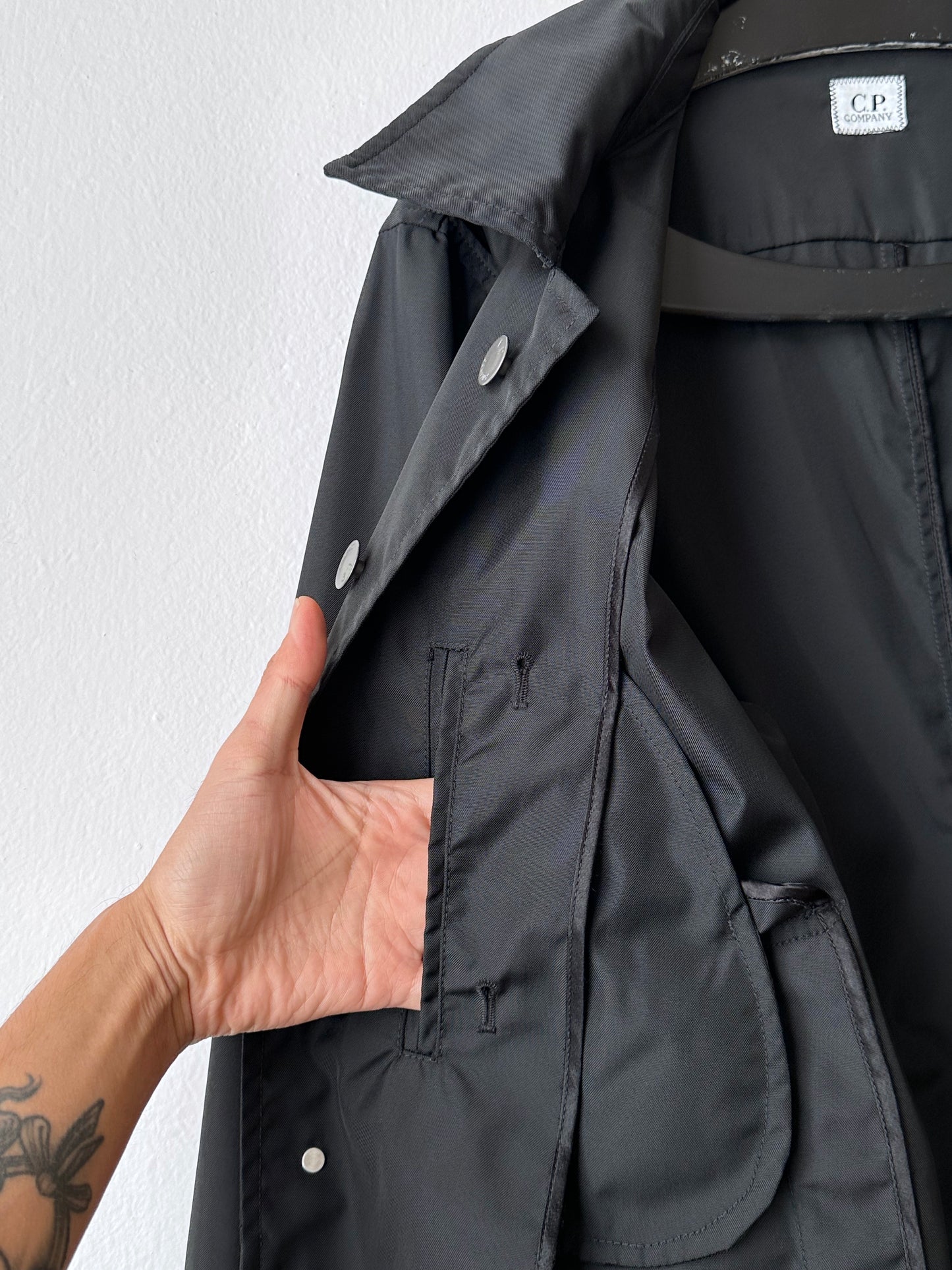 CP Company  Vintage Massimo Osti マッシモオスティ Black Nylon coat ナイロン 黒 Made in Rumania ヴィンテージ イタリア古着  Rare レア Toto Praha Vintage clothing store Antique shop Prague 古着屋 アンティークショップ プラハ ユーロ古着  ヨーロッパ古着 古着卸 コート