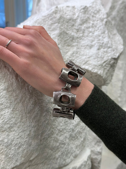 Brutalism silver bangle vintage bracelet German Germany Modernism Brutal Modern Oly 835 800 ブルータリズム モダニズム シルバーバングル シルバーブレスレット シルバー ブレスレット バングル ヴィンテージ ドイツ ヴィンテージ 50s 60s 50's 60's mid century プラハ 古着屋 ヴィンテージジュエリー ジュエリー 古着 プラハ古着屋 チェコ古着屋 チェコ TOTO