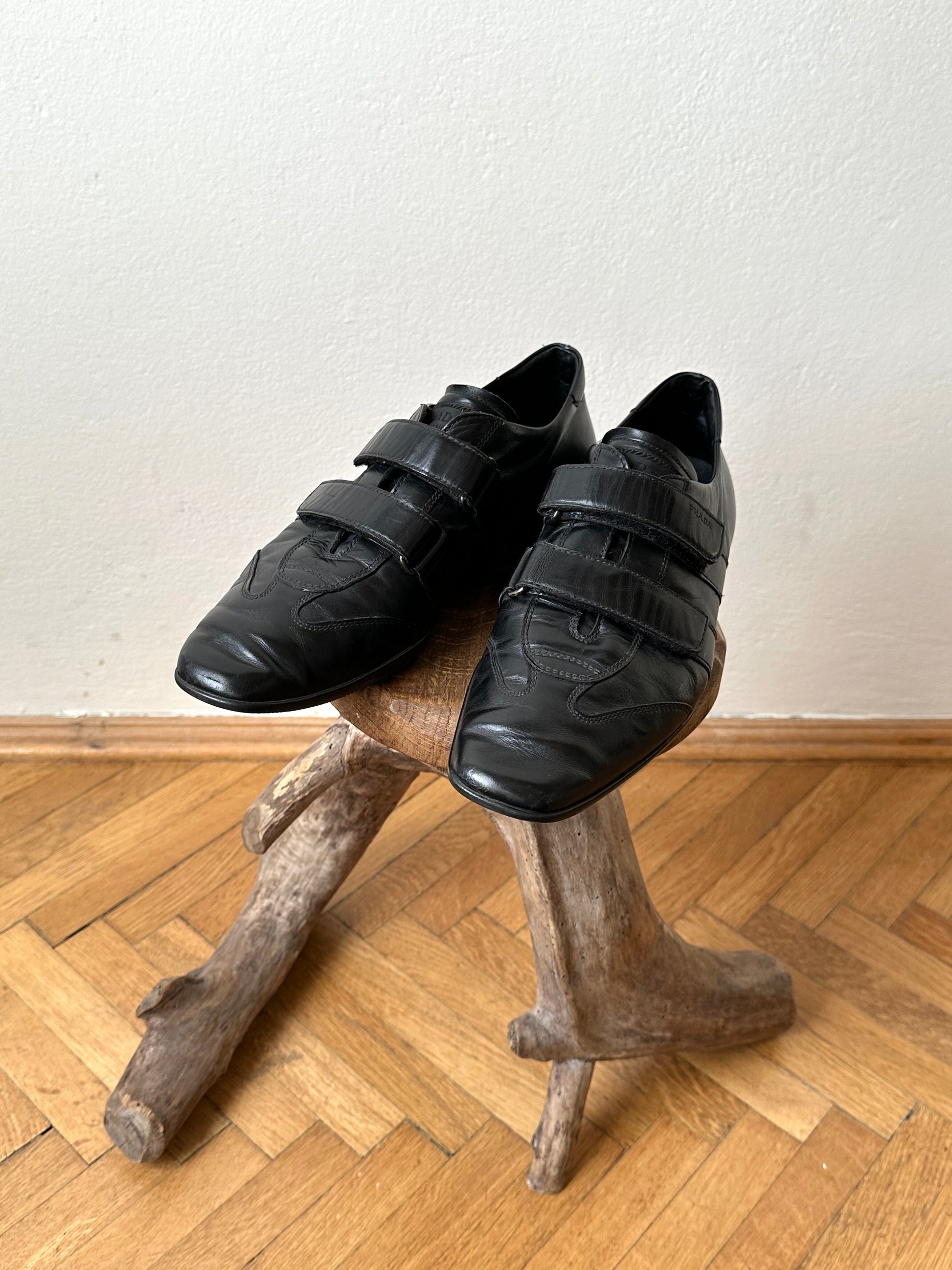 プラダ Prada Leather sneaker 皮靴 Black 黒 Toto Praha Vintage clothing shop store 古着屋 プラハ Prague Made in Italy 90年代 ヴィンテージ 