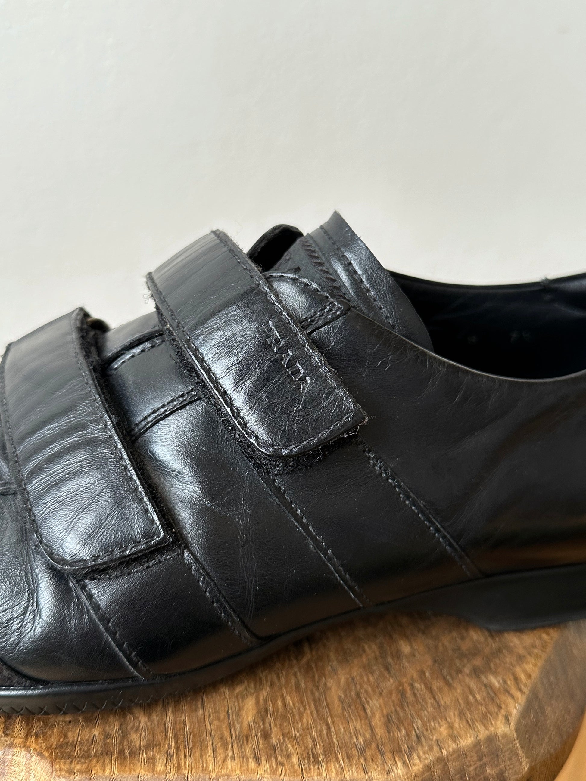 プラダ Prada Leather sneaker 皮靴 Black 黒 Toto Praha Vintage clothing shop store 古着屋 プラハ Prague Made in Italy 90年代 ヴィンテージ 