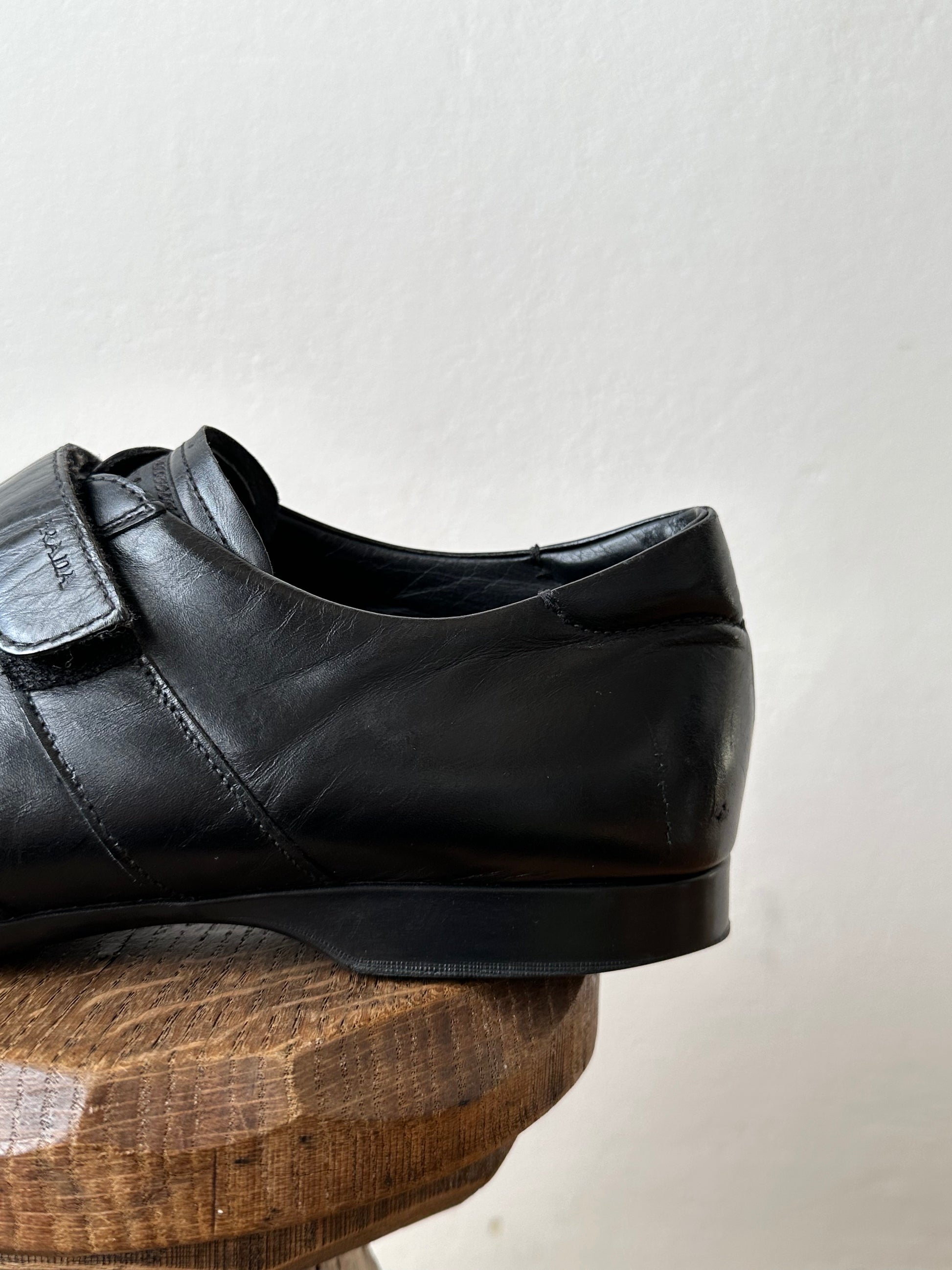 プラダ Prada Leather sneaker 皮靴 Black 黒 Toto Praha Vintage clothing shop store 古着屋 プラハ Prague Made in Italy 90年代 ヴィンテージ 