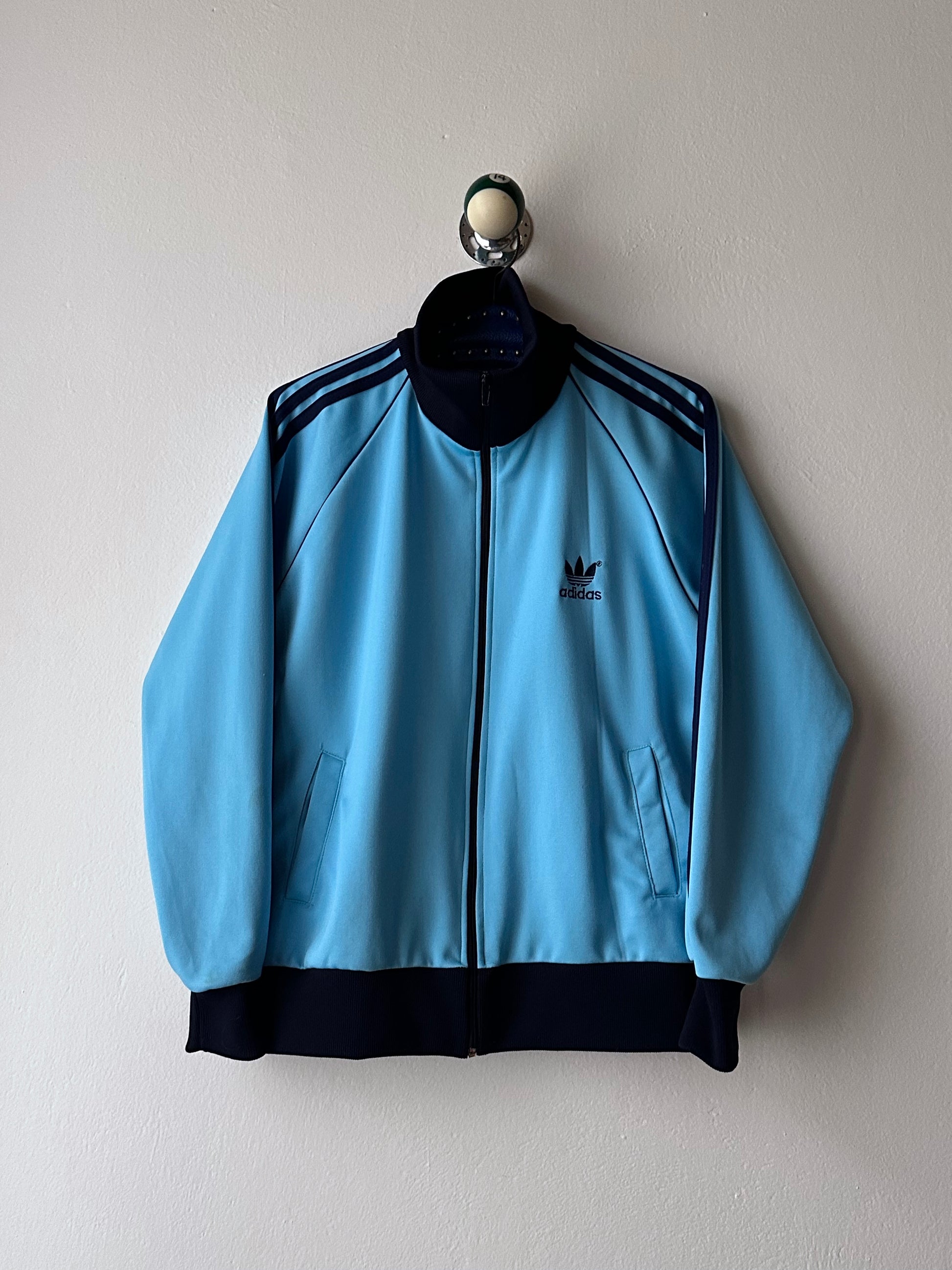 Toto Praha Vintage clothing store Prague Antique shop 古着屋 ヴィンテージ アンティーク ユーロ古着 ヨーロッパ古着 フランス買い付け 古着卸 ショールーム プラハ Adidas アディダス 